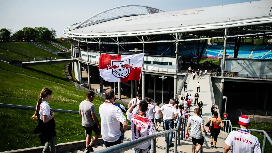 Los seguidores del RB Leipzig, de la Bundesliga, entrando a su estadio.
