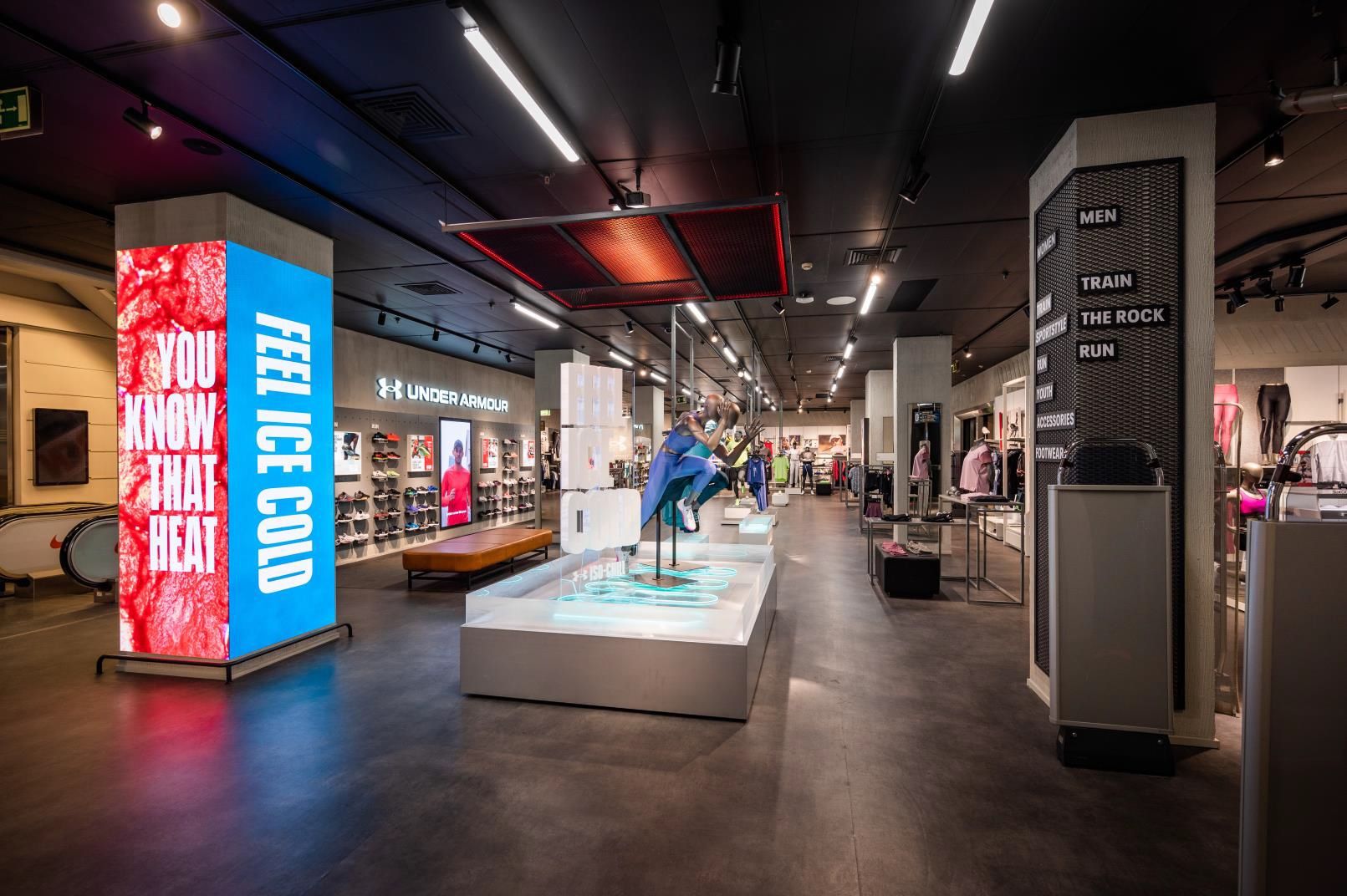 altavoz proyector Ambicioso Under Armour abre en Barcelona su tienda más grande de to...