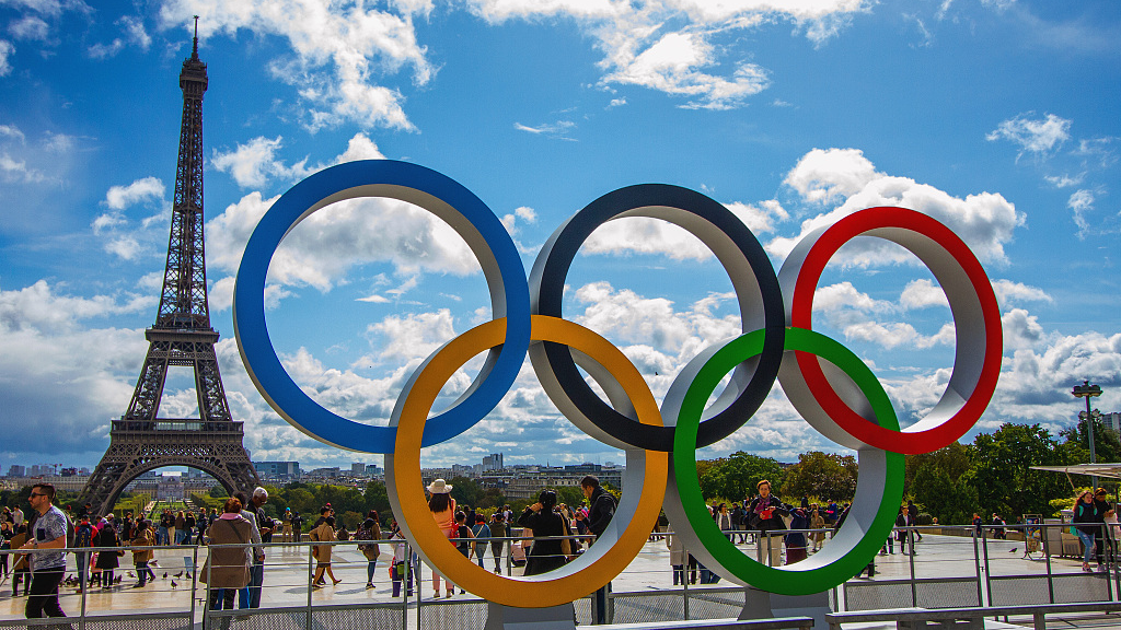 Los aros olímpicos, junto a la Torre Eiffel de París.