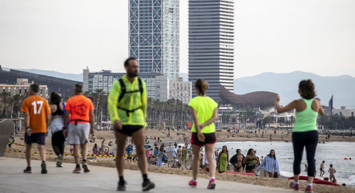 Gente haciendo deporte en la Barceloneta durante el Covid 19. Fotografía de Edu Bayer