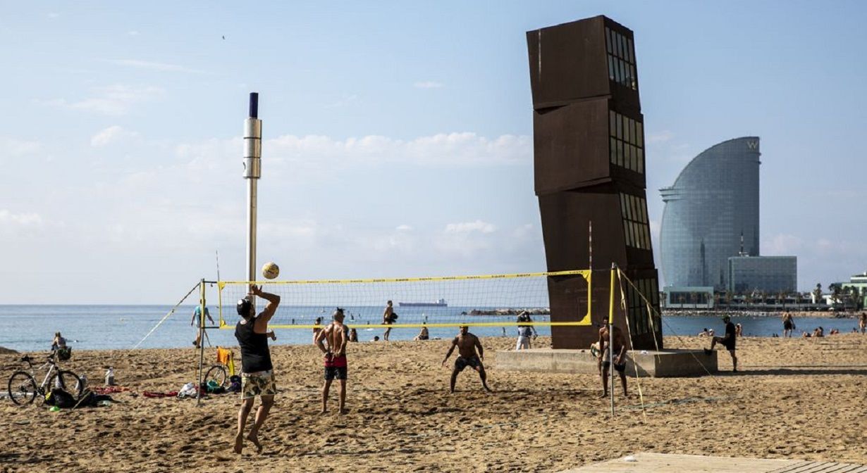 Voley playa Barceloneta. Fotografía de Edu Bayer