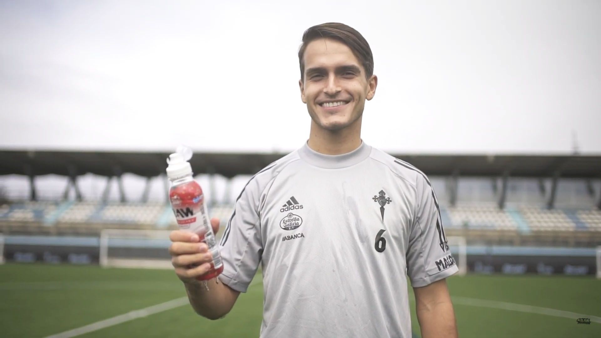 Denis Suárez, jugador del RC Celta, con una botella de RAW.