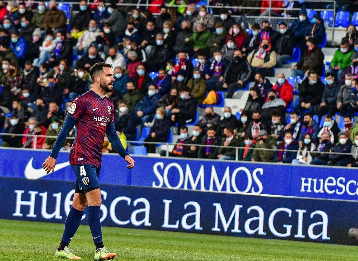 SD Huesca 2021 2022 Jugador y Tribuna