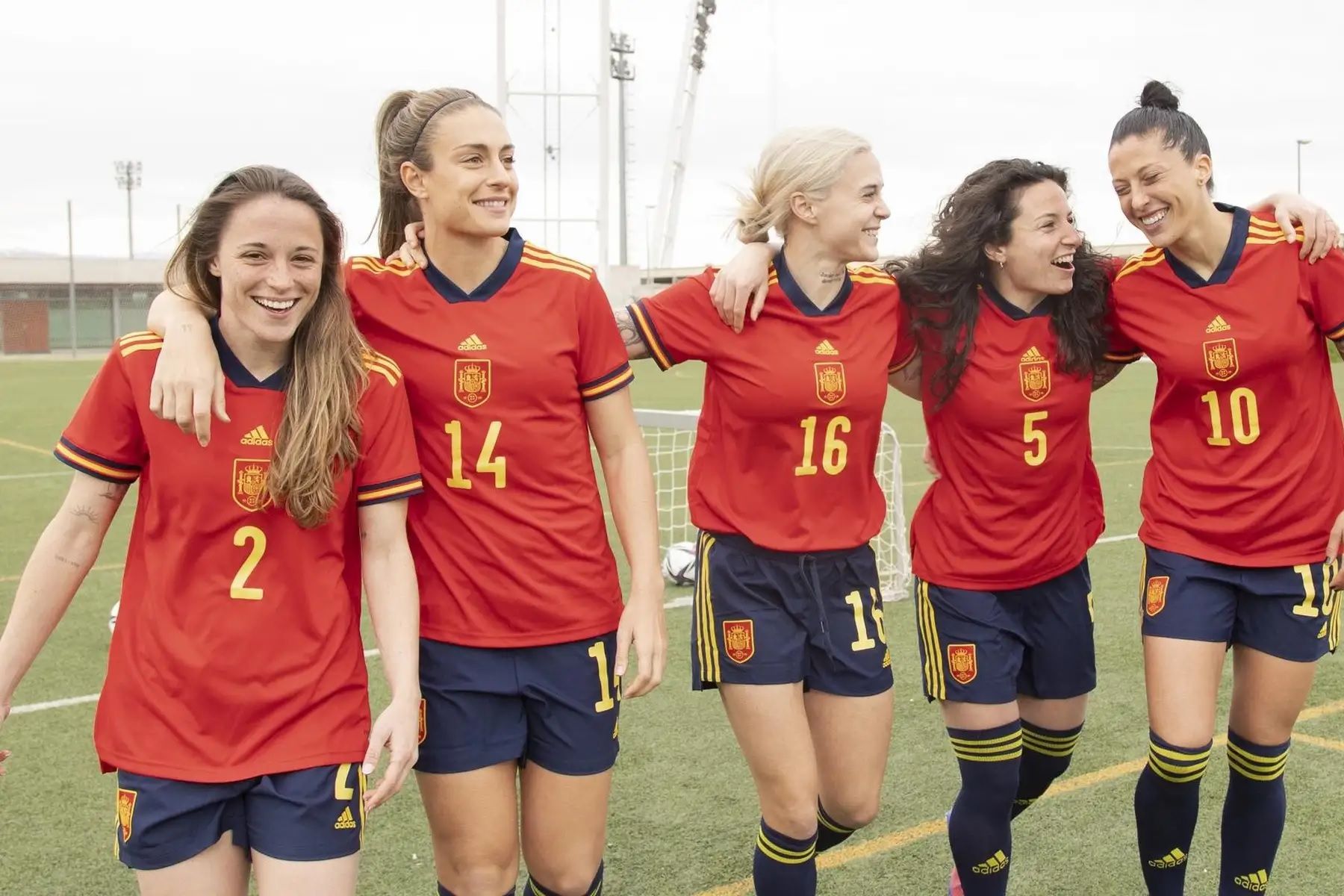 La Rfef y Adidas sacan la primera línea específica