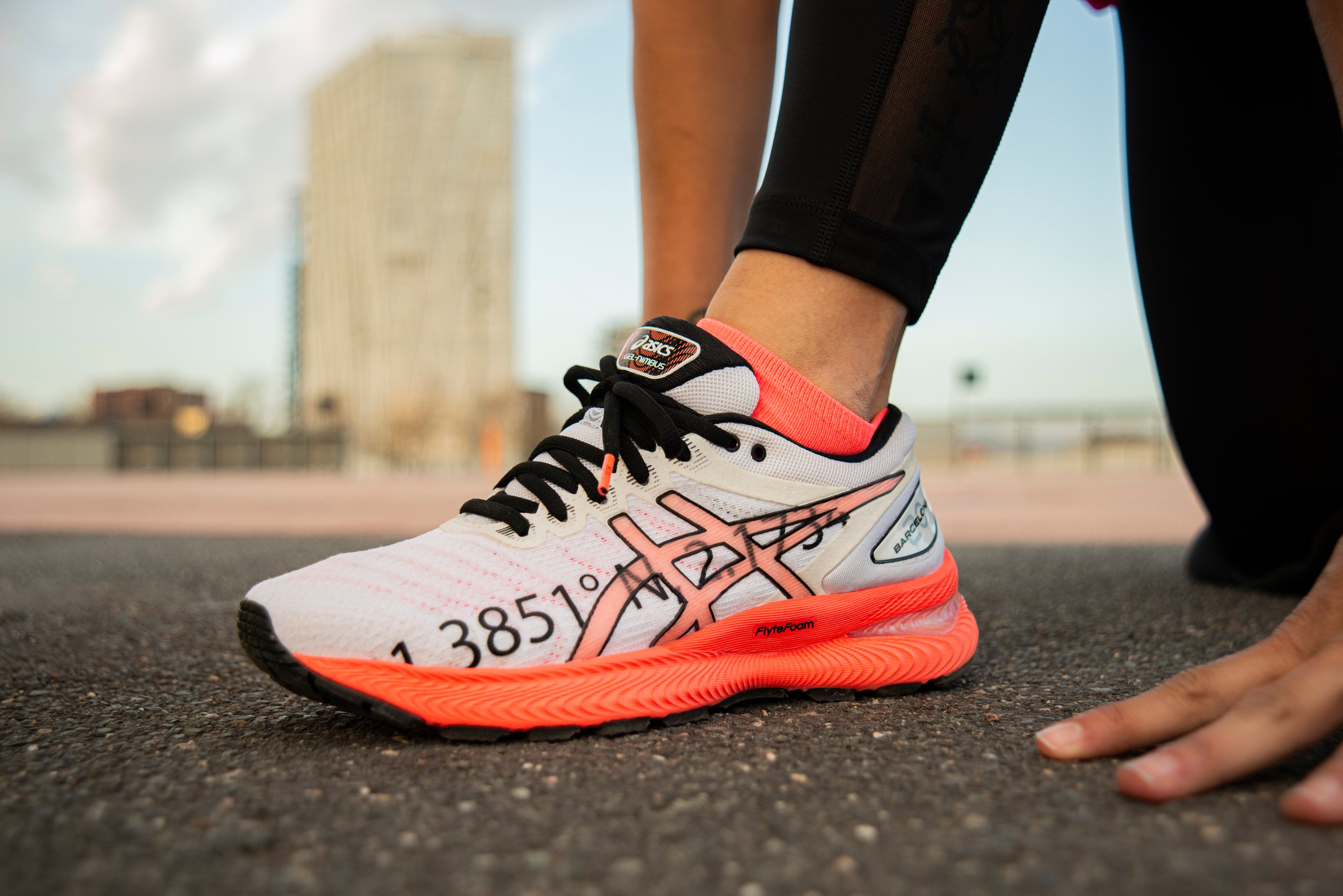 Asics se alía con la 'app' de running StepN lanzar sus zapatillas en el metaverso