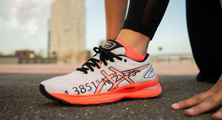 Asics se alía con la 'app' de running StepN lanzar sus zapatillas en el metaverso