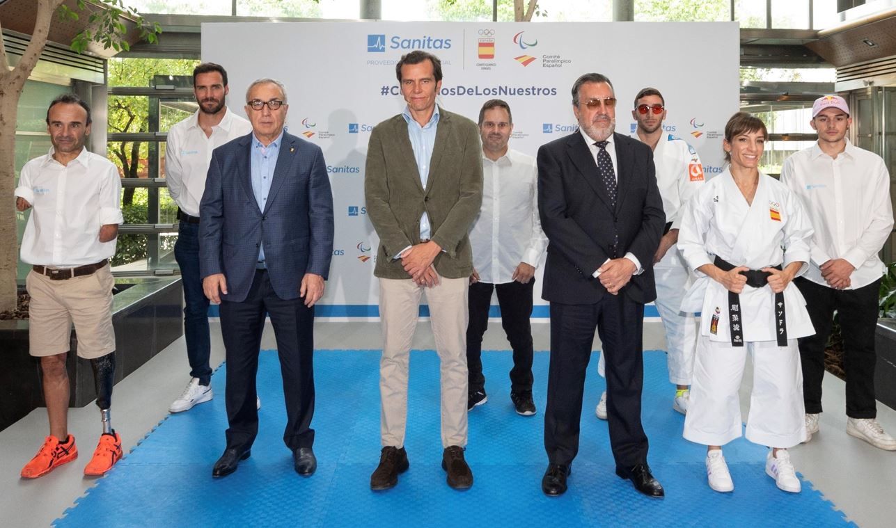 Foto de familia renovación acuerdo COE y CPE con Sanitas