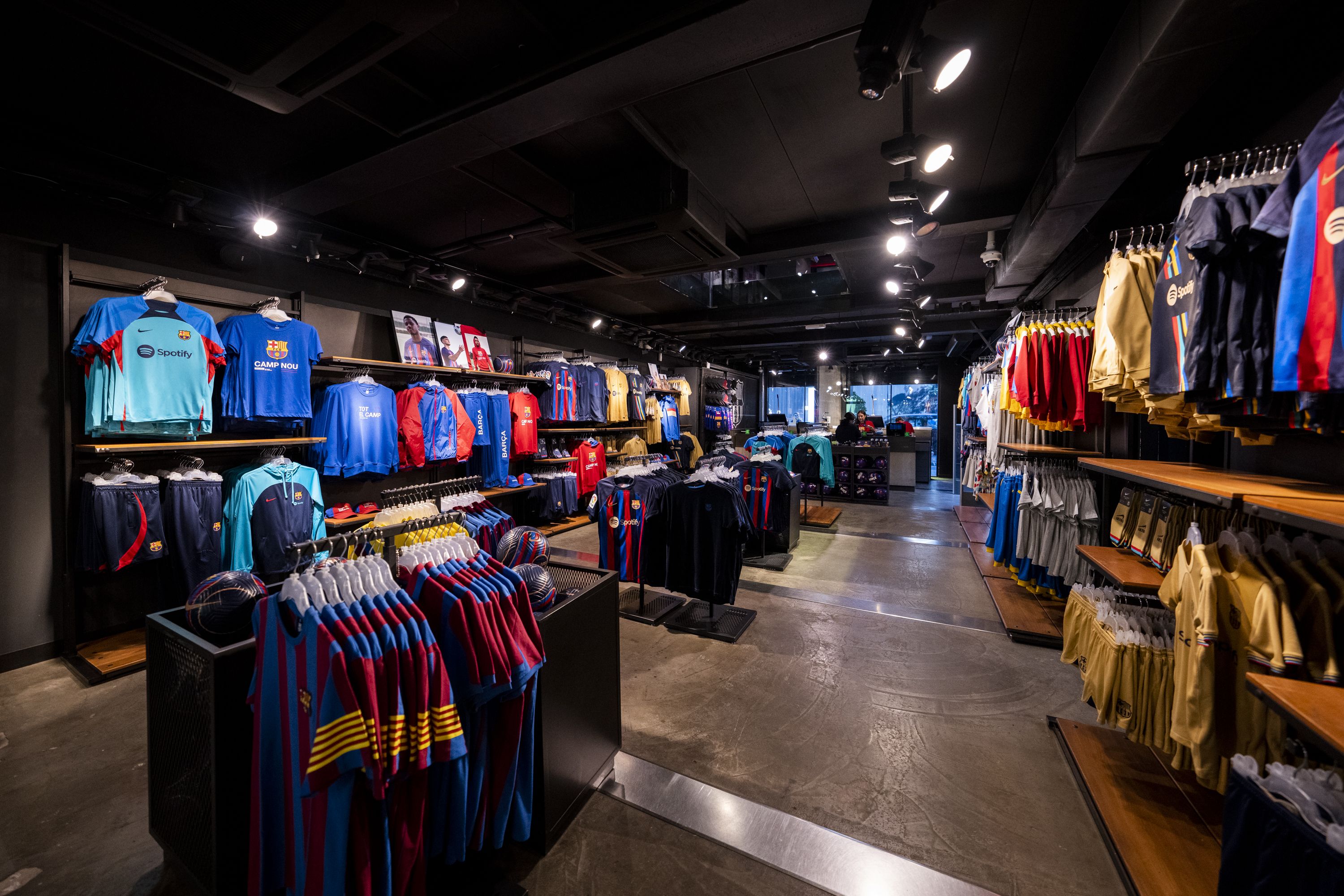 El FC Barcelona enfría la venta BLM y abre nueva tienda propia delante de la Sagrada Familia