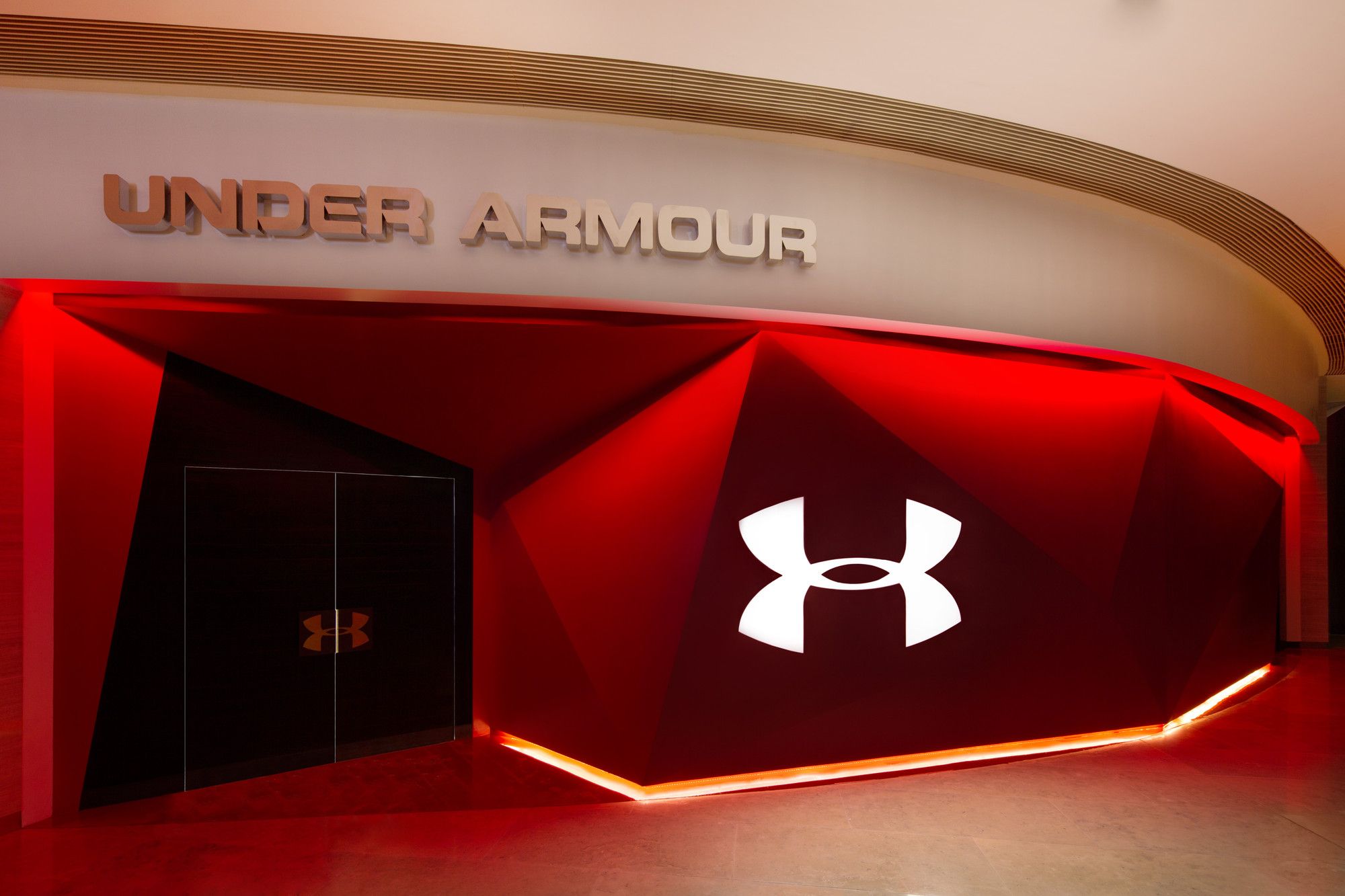 Under Armour reduce tras facturar un 1,8% hasta