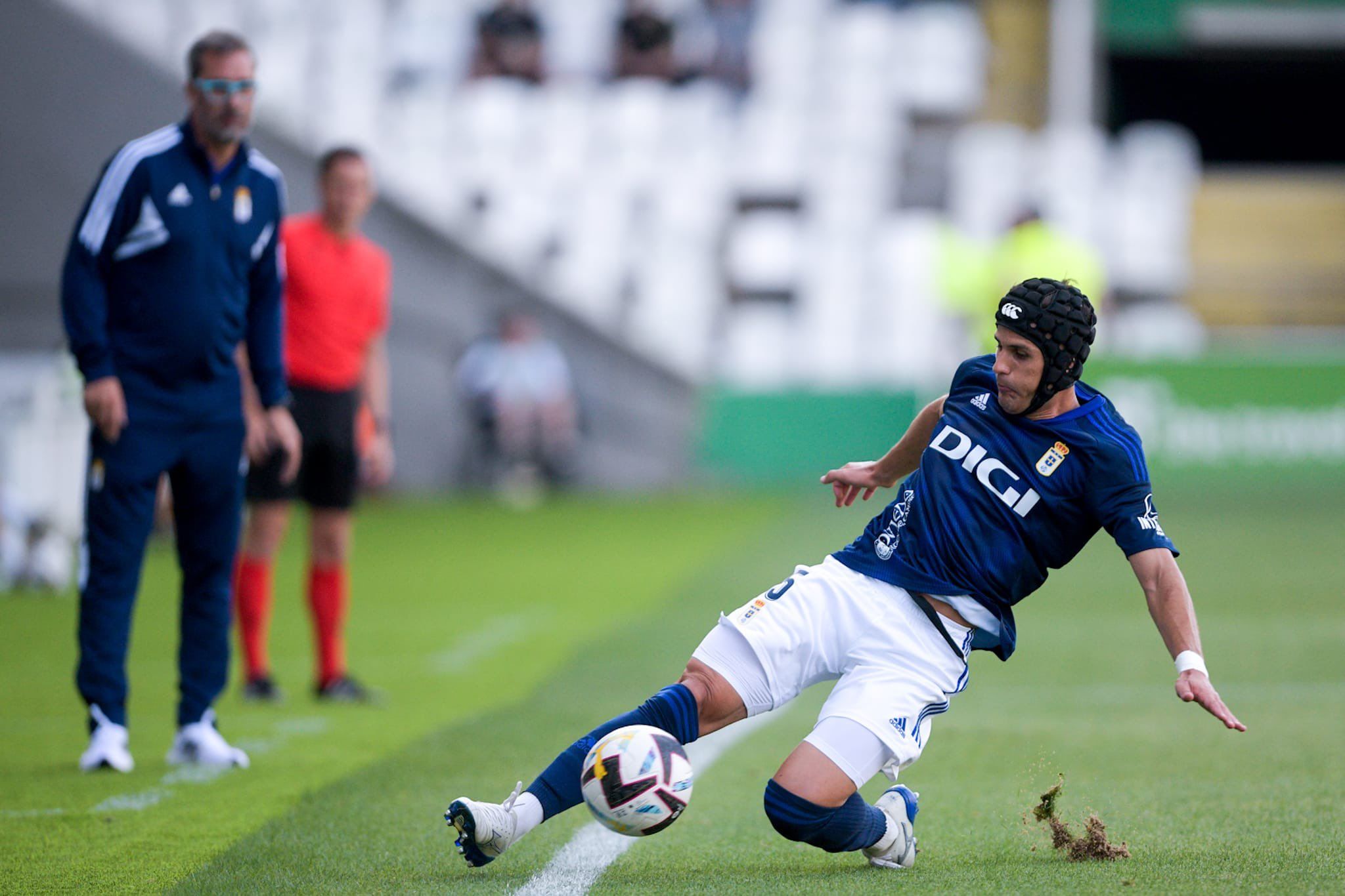 El Real Oviedo prevé reducir las pérdidas un 75% este curso tras dejarse 2  millones en 2021-2022