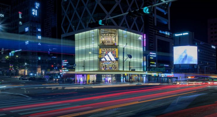 Adidas supera los 17.000 millones de ingresos hasta septiembre, pero su se hunde un 40%