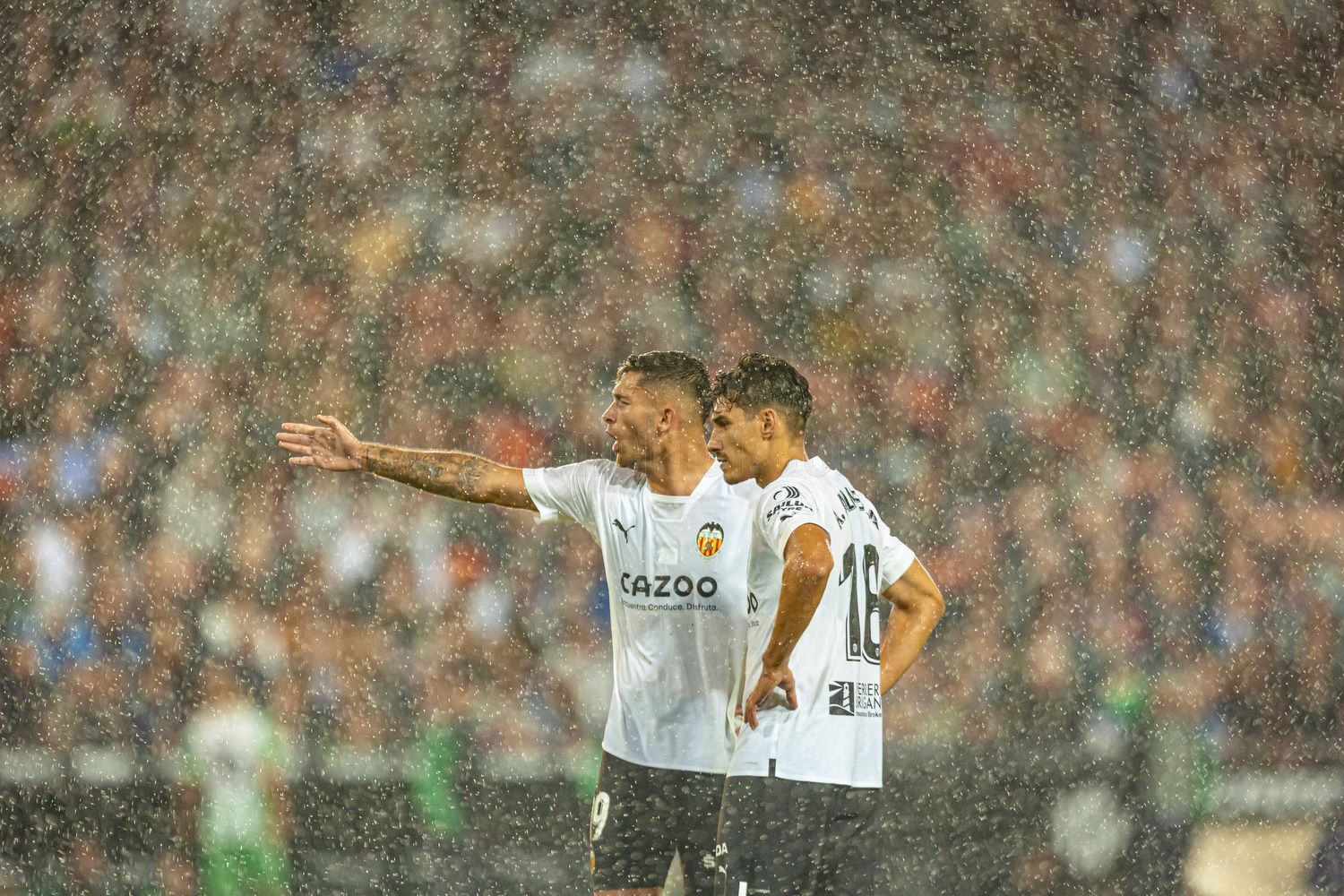 El Valencia presenta sus nuevas camisetas para la temporada 21-22 