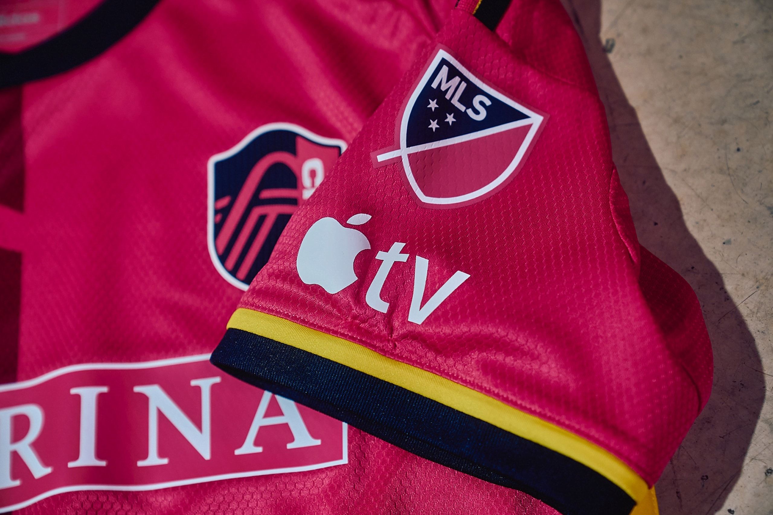 Apple incluye en la manga de la camiseta de los 29 equipos la