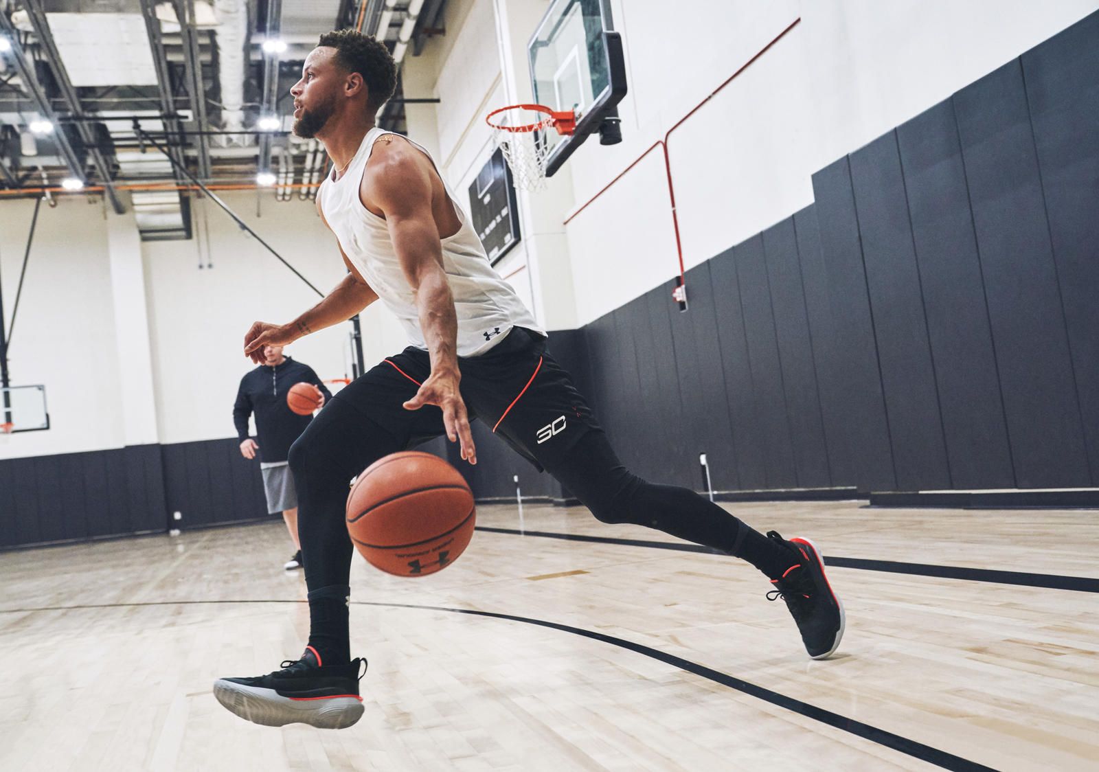 Under Armour es uno de los patrocinadores de la estrella de la NBA, Stephen Curry.