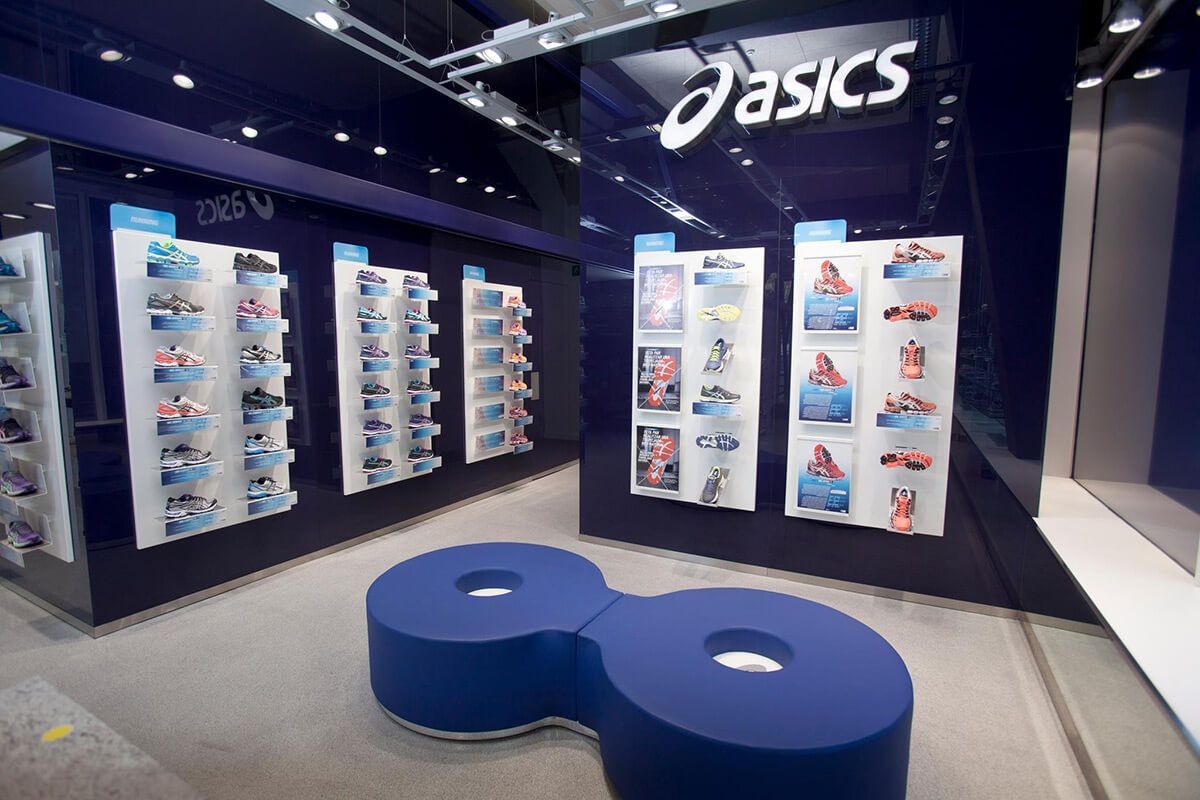 Diez años Por ahí Algebraico Asics entra en pérdidas: números rojos de 127 millones de...