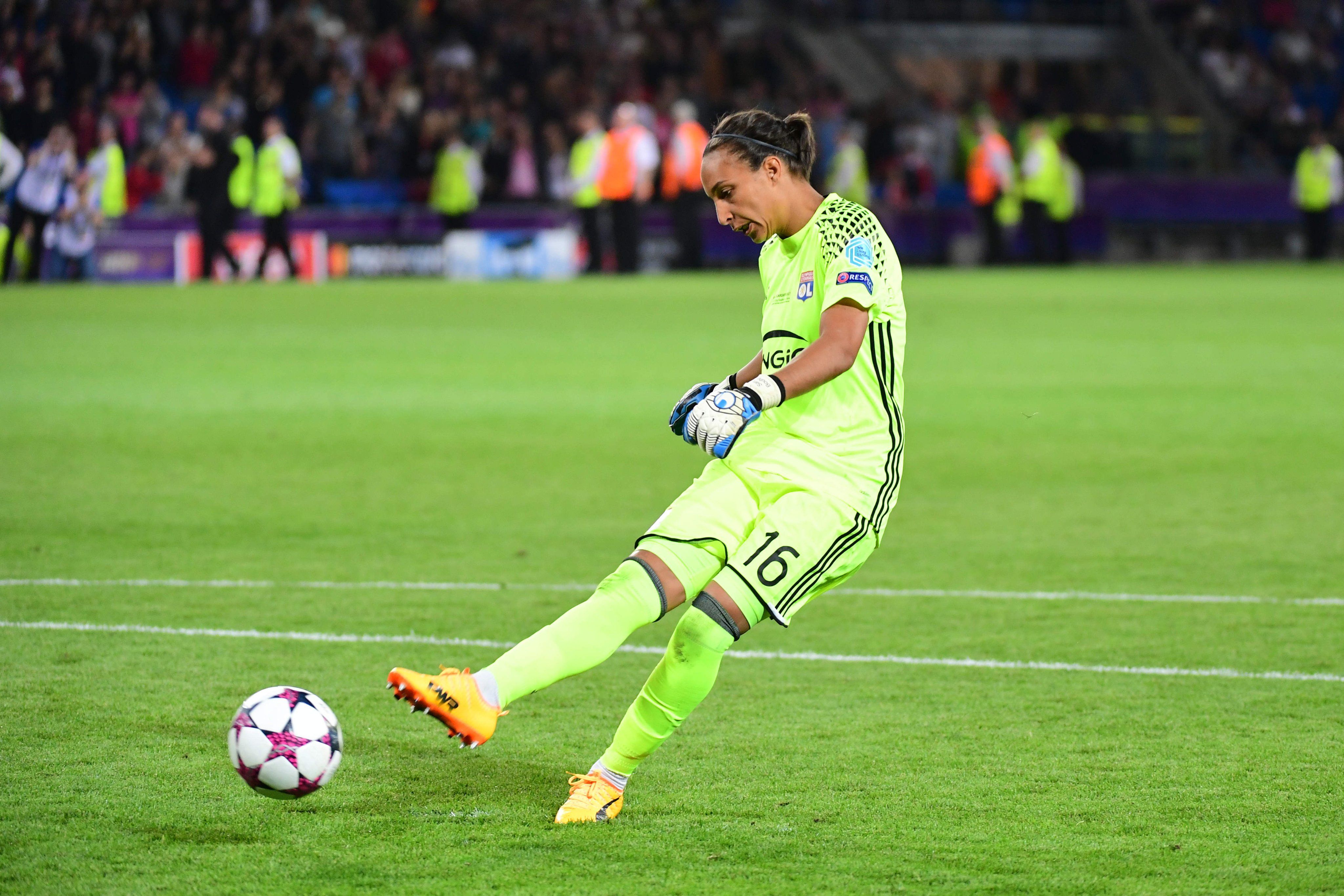uefa champions femenina patrocinio balon