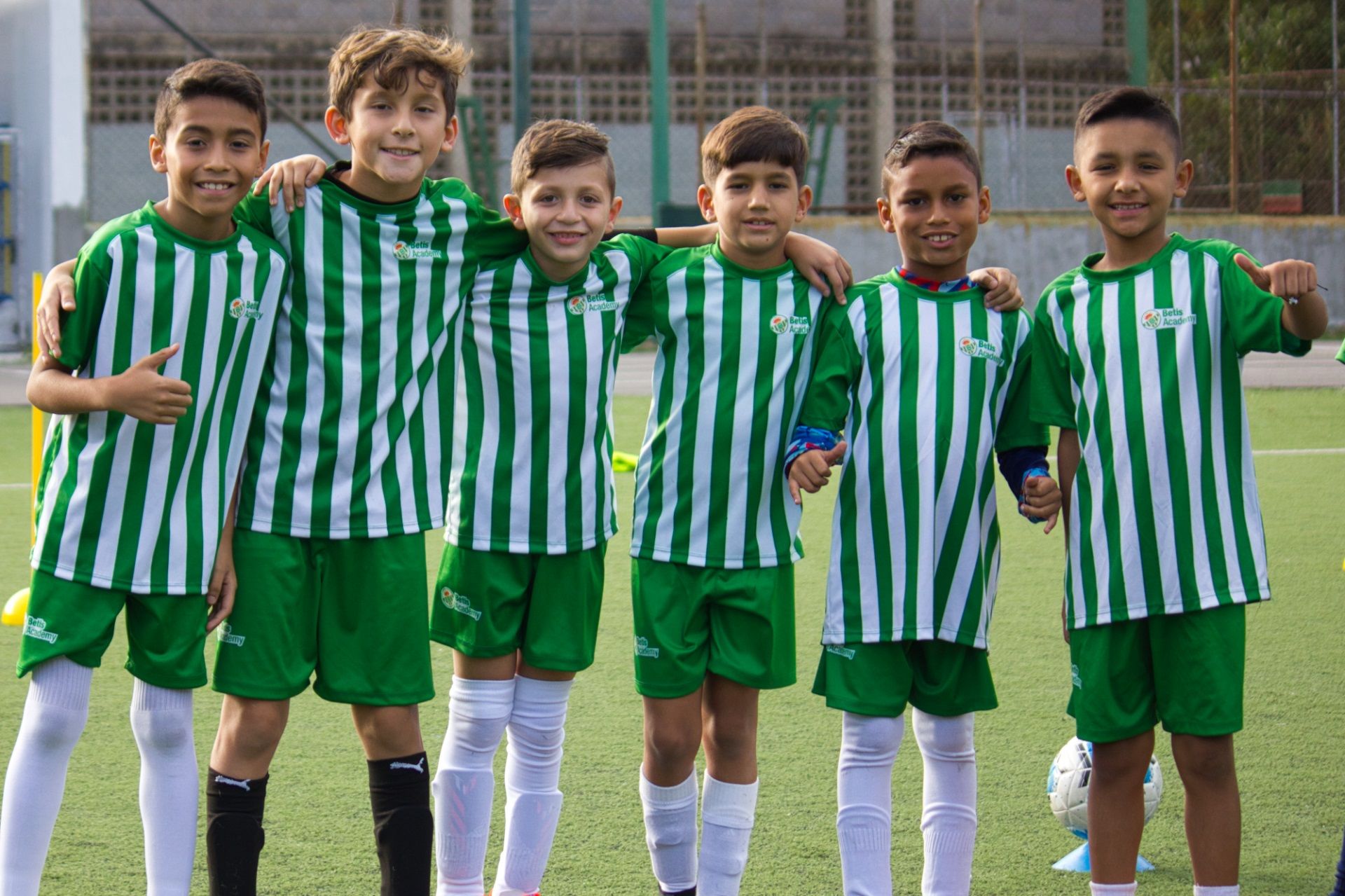 El Real Betis acelera su proyecto internacional con más de 3.000 jugadores  en sus academias