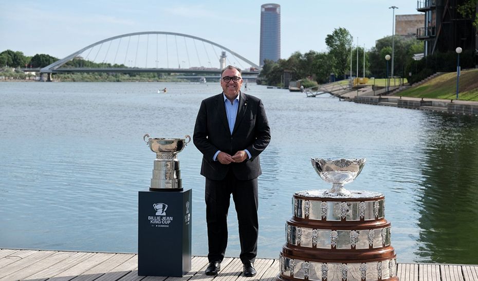 El consejero de Turismo, Cultura y Deporte, Arturo Bernal, junto a los trofeos de la Billie Jean King Cup y la Copa Davis.