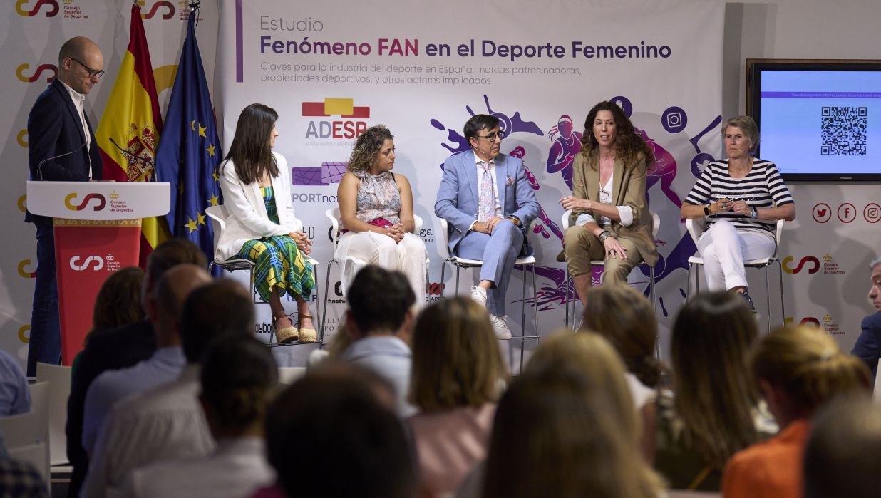 Laura Gil, Beatriz Álvarez, José Hidalgo,  Carlota Castrejana y Paloma del Río, durante el acto de presentación del informe