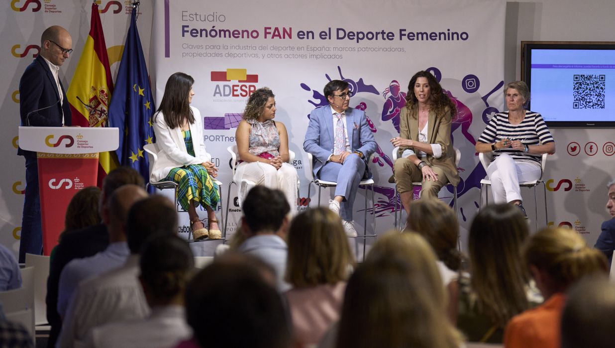 Laura Gil, Beatriz Álvarez, José Hidalgo,Carlota Castrejana y Paloma del Río, durante el acto de presentación del informe
