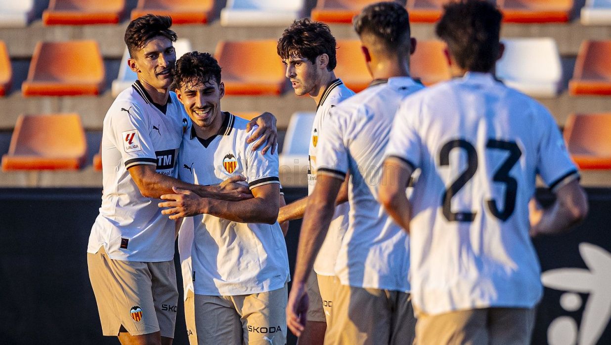 El Valencia CF Firma A Divina Seguros Para La Manga De La Camiseta El Valencia CF Firma A Divina Seguros Para La Manga De La Camiseta