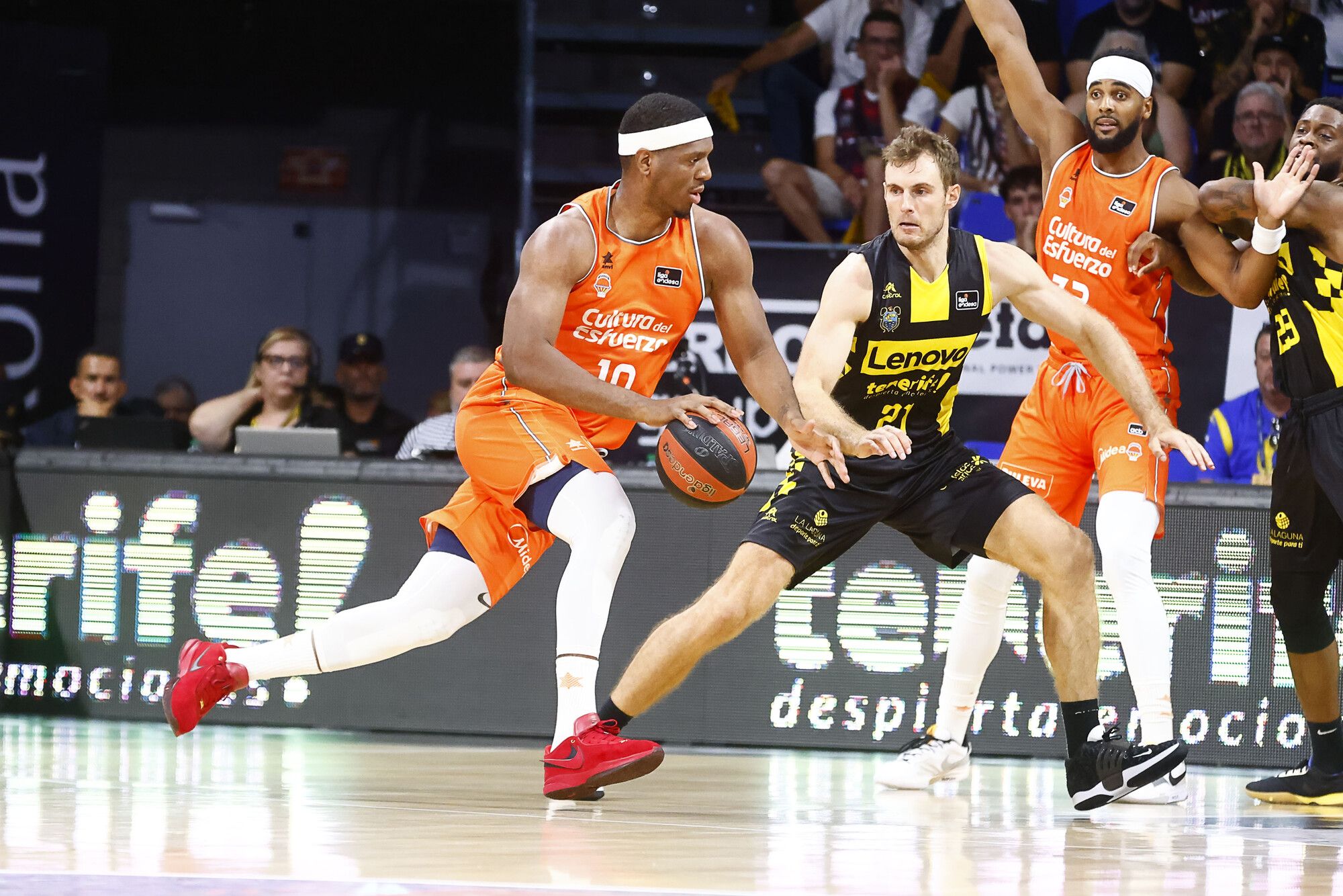 Valencia Basket - Lenovo Tenerife. ACB Photo / E. Cobos