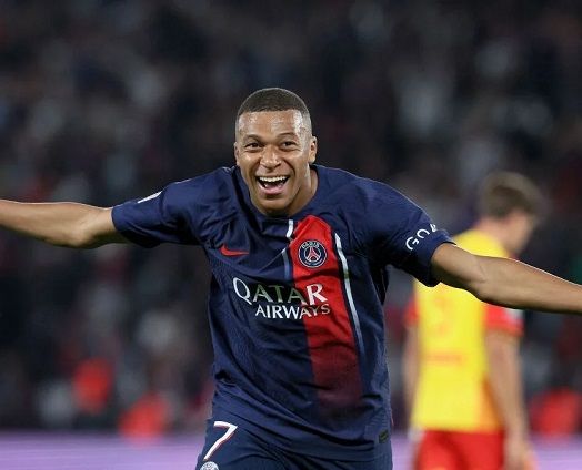 kylian mbappe celebra un gol con el psg fútbol europeo