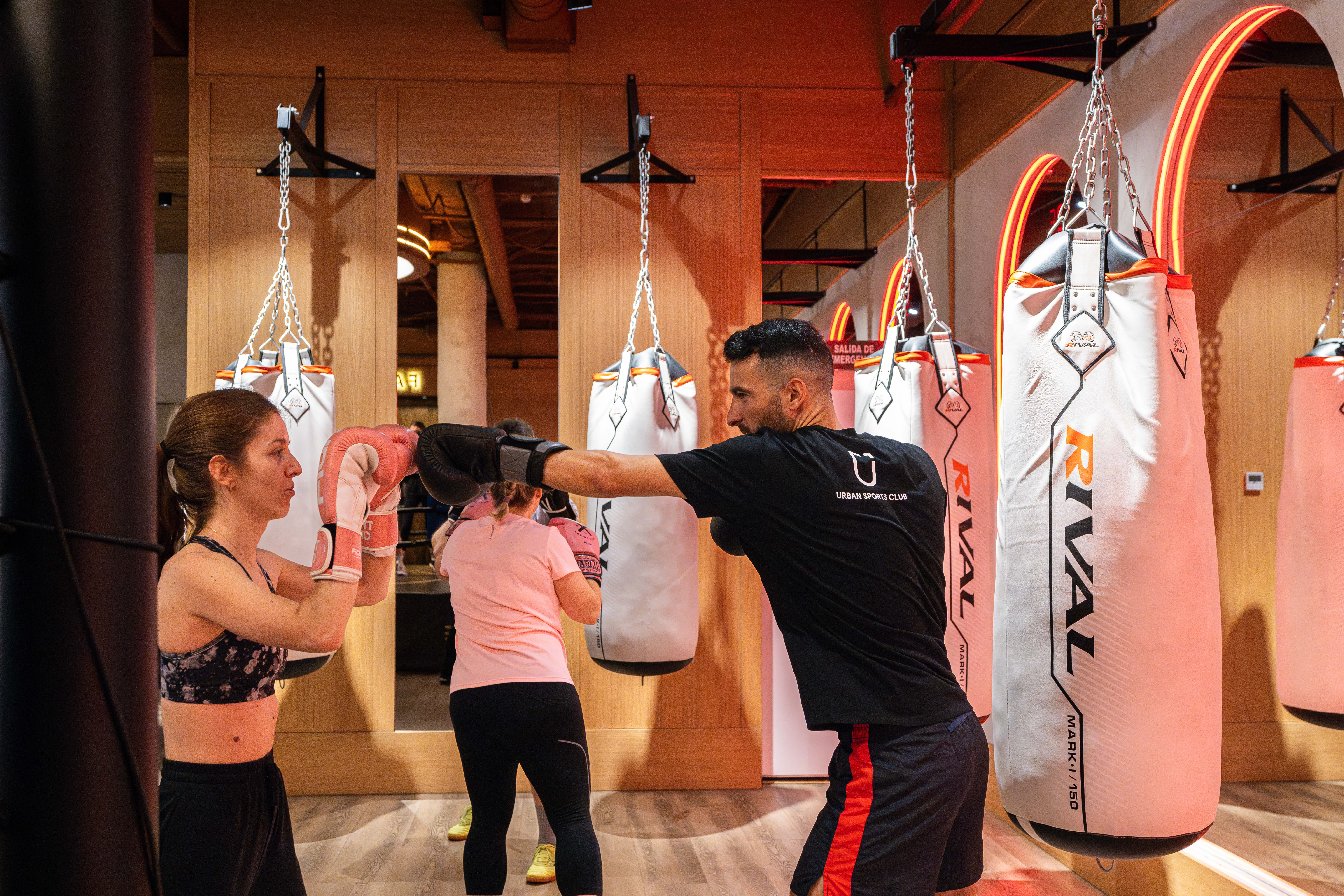 Varios usuarios entrenan en Fabela Boxing Club. Fotografía de Ángela Nicolau