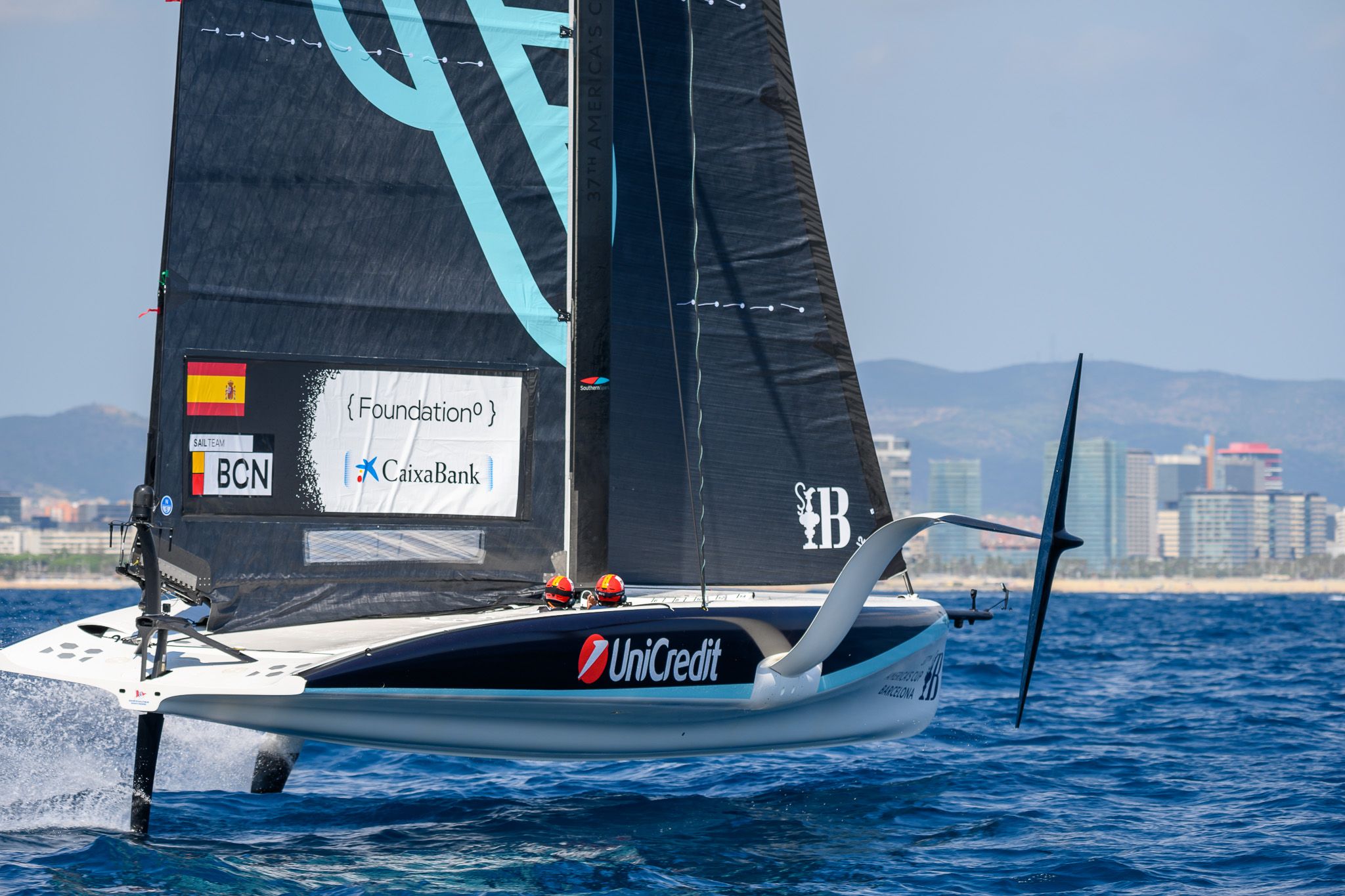 El equipo juvenil del Sail Team BCN navegando