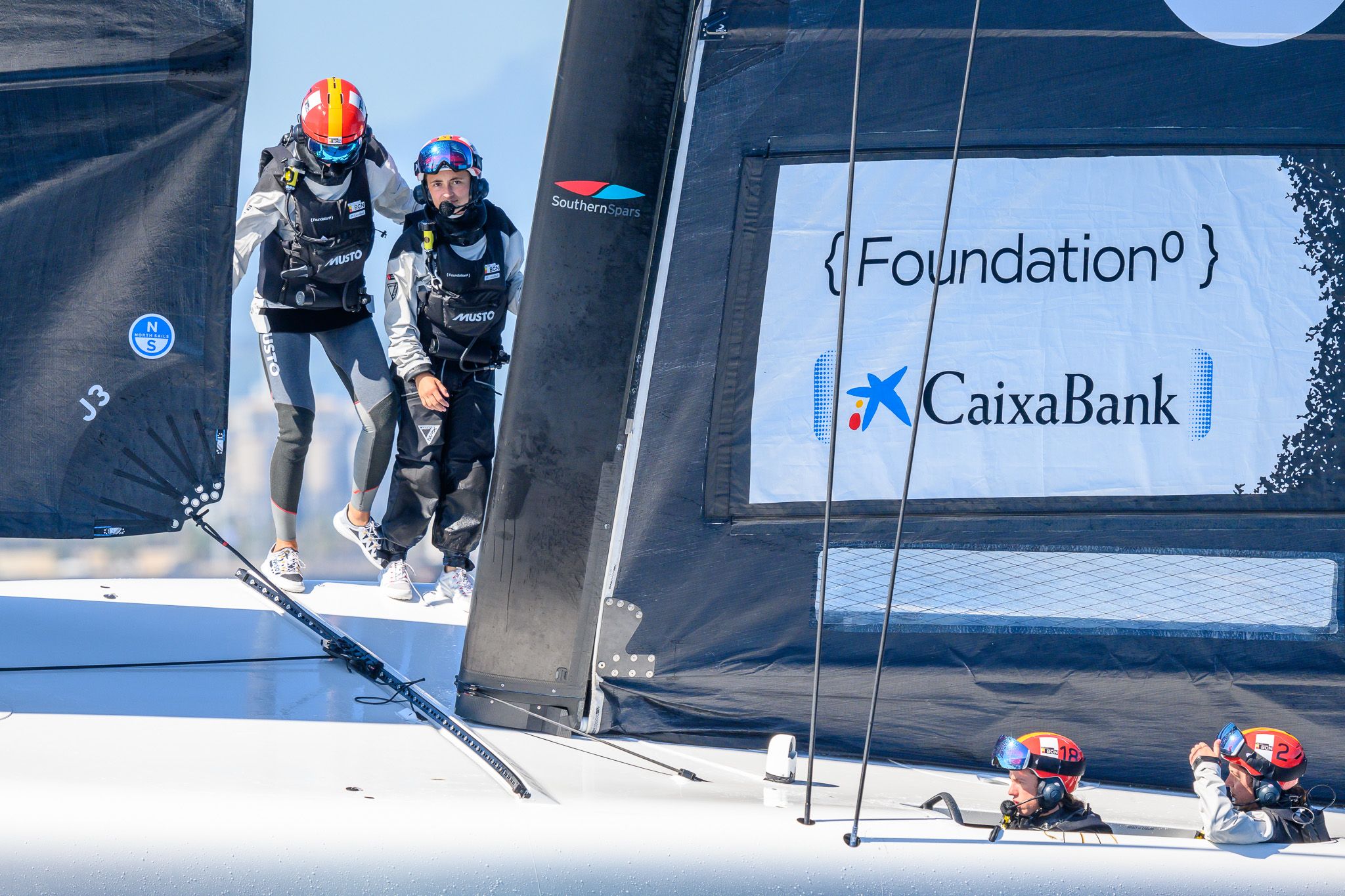 Patronas del Sail Team BCN a bordo del AC40 durante un entrenamiento de la Copa América de vela