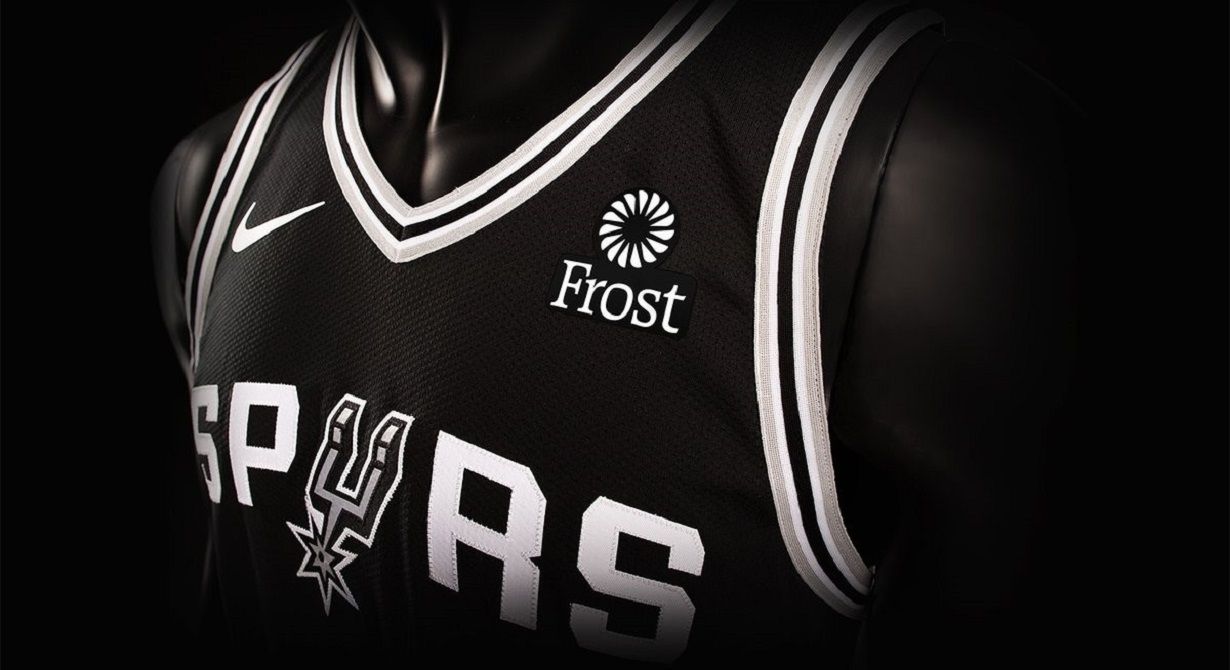Frontal de la indumentaria de los San Antonio Spurs.