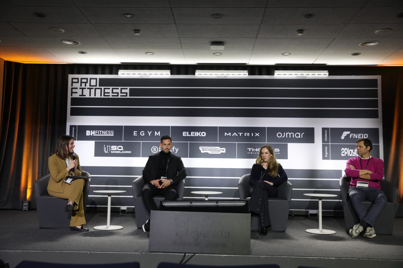 Raúl Notario, Laura Isús y Víctor García en PRO Fitness 2024 hablando sobre el binomio salud-deporte