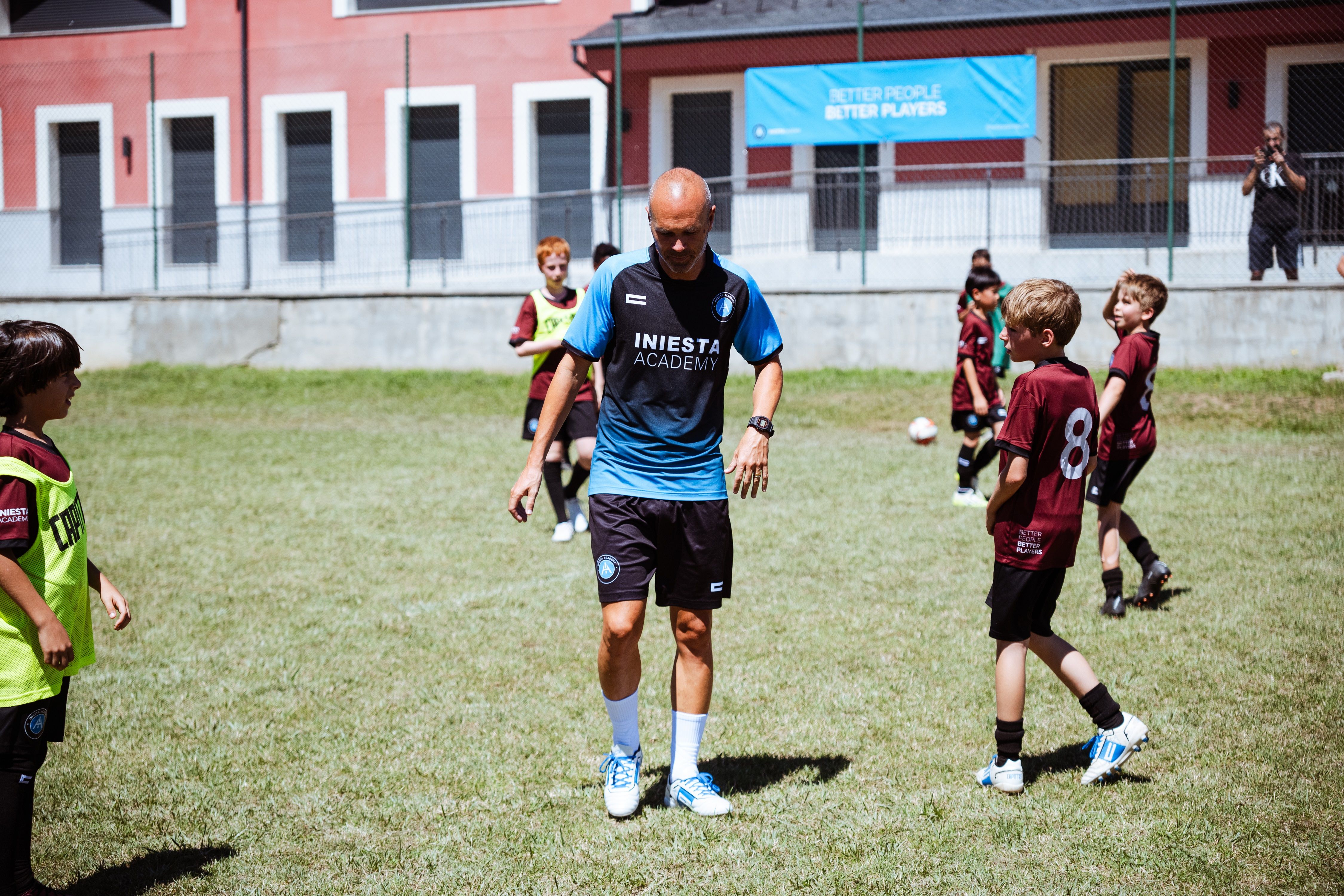 ACADEMY VISITA ANDRES Iniesta 21