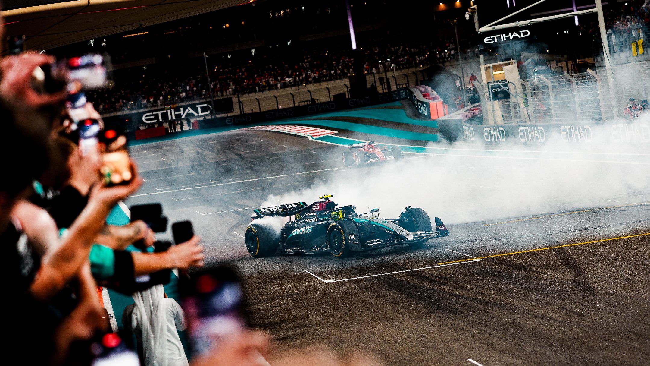 Formula F1 Mercedes Ferrari Etihad patrocinio aficion fanbase digital motor 2024