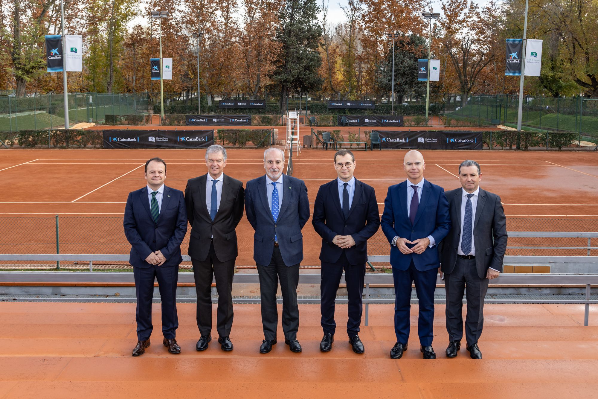 Directivos del Club de Campo Villa de Madrid y de CaixaBank, el día de la firma del acuerdo. Foto: Miguel Ángel Ros / CCVM