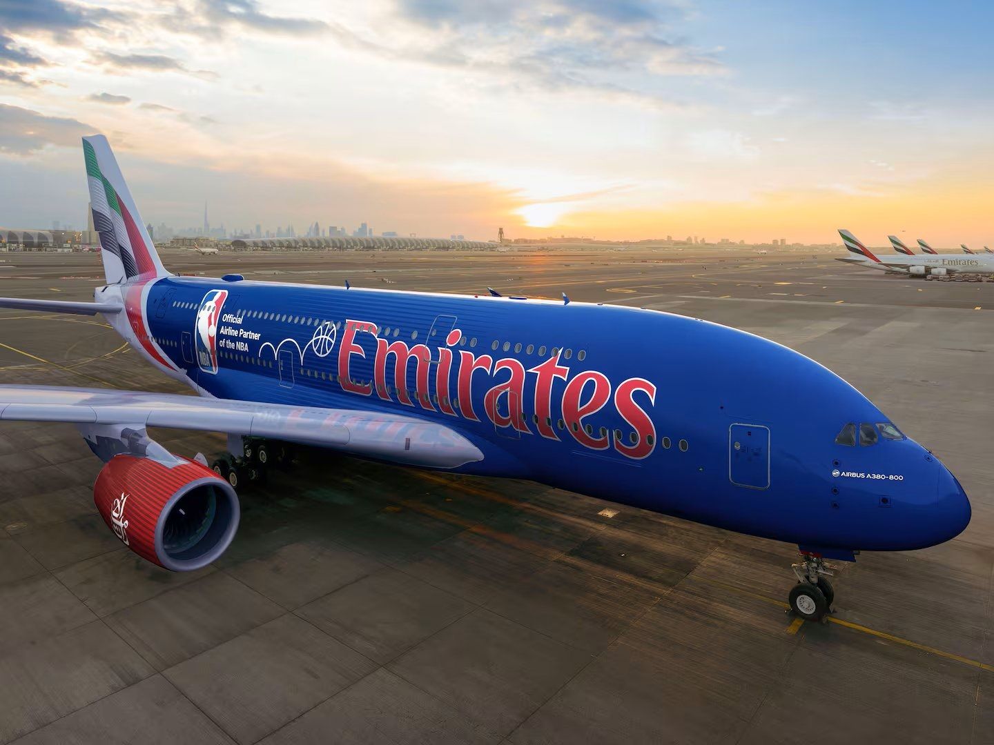 Emirates customizó un avión de la NBA, como está haciendo con sus principales clubes de fútbol