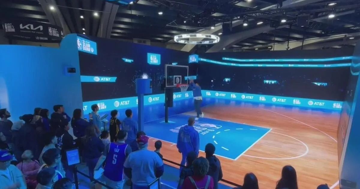 AT&T tiene algunos de los principales activos. En el Moscone Center volvió a centrar su activación en la tecnología y la inteligencia artificial con una pista interactiva. Da nombre al partido de la G-League, Media Day, HBCU Classic y Slam Dunk