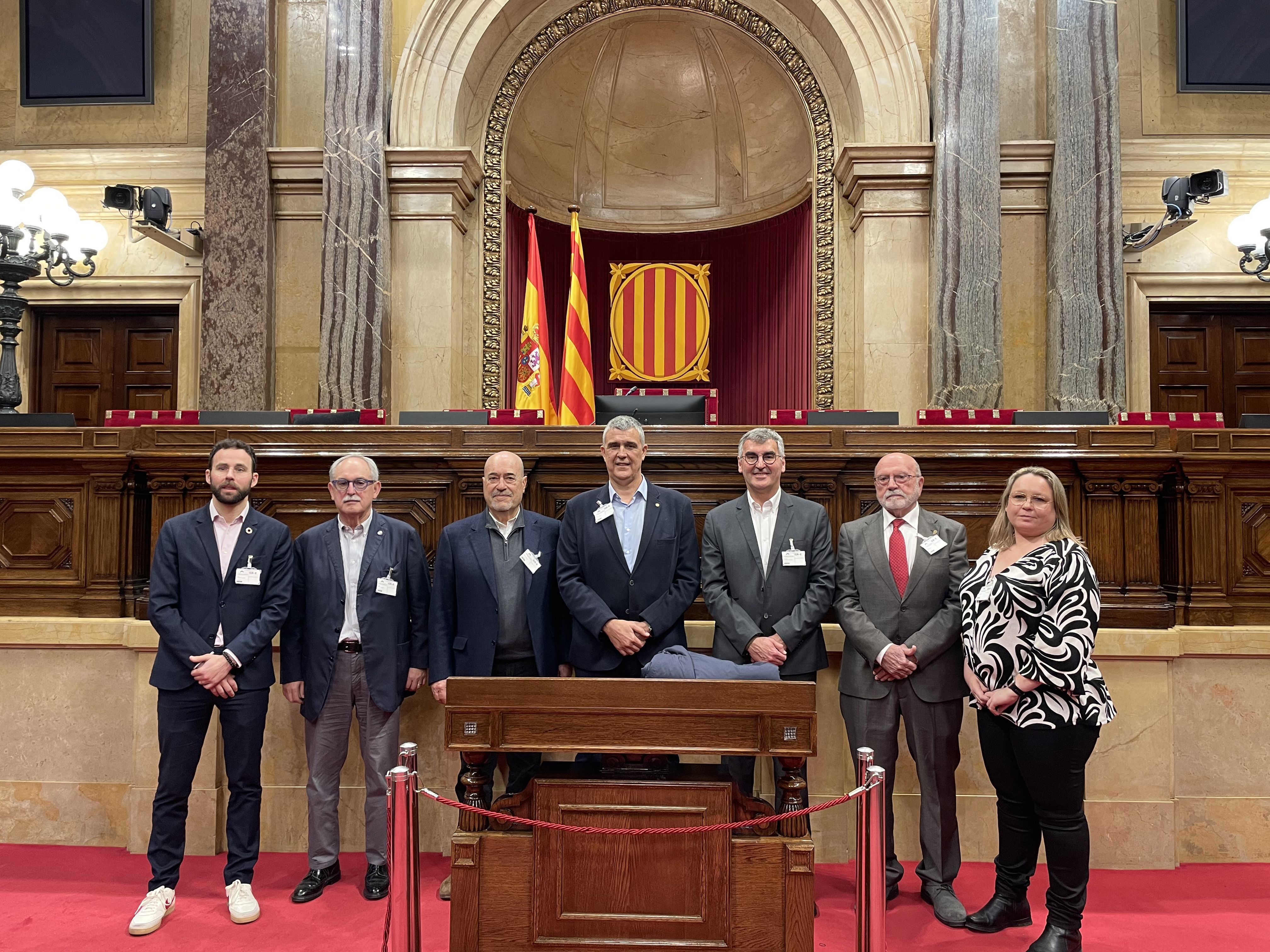 Los representantes de la ACNC frente al hemiciclo del Parlamento de Cataluña