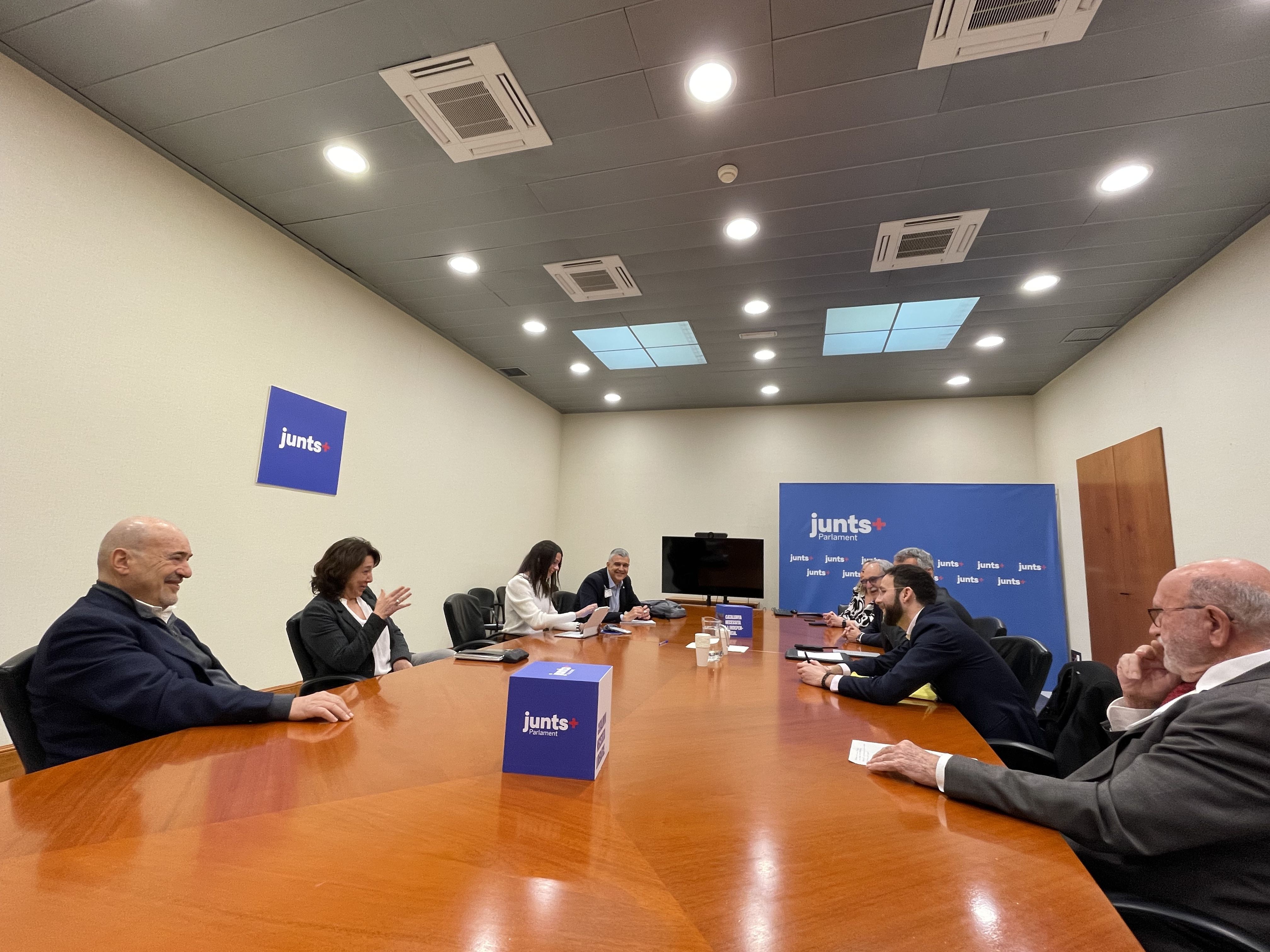 Reunión con las portavoces de Junts, Anna Erra y Montse Ortiz