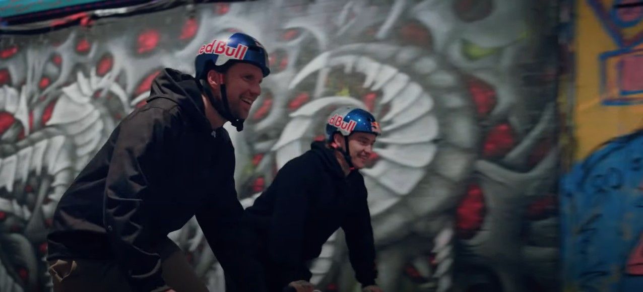 También se promocionó a los atletas patrocinados por la marca con la presencia de varios pilotos de trial y corredores de bmx, así como algunos productos de merchandising del equipo 