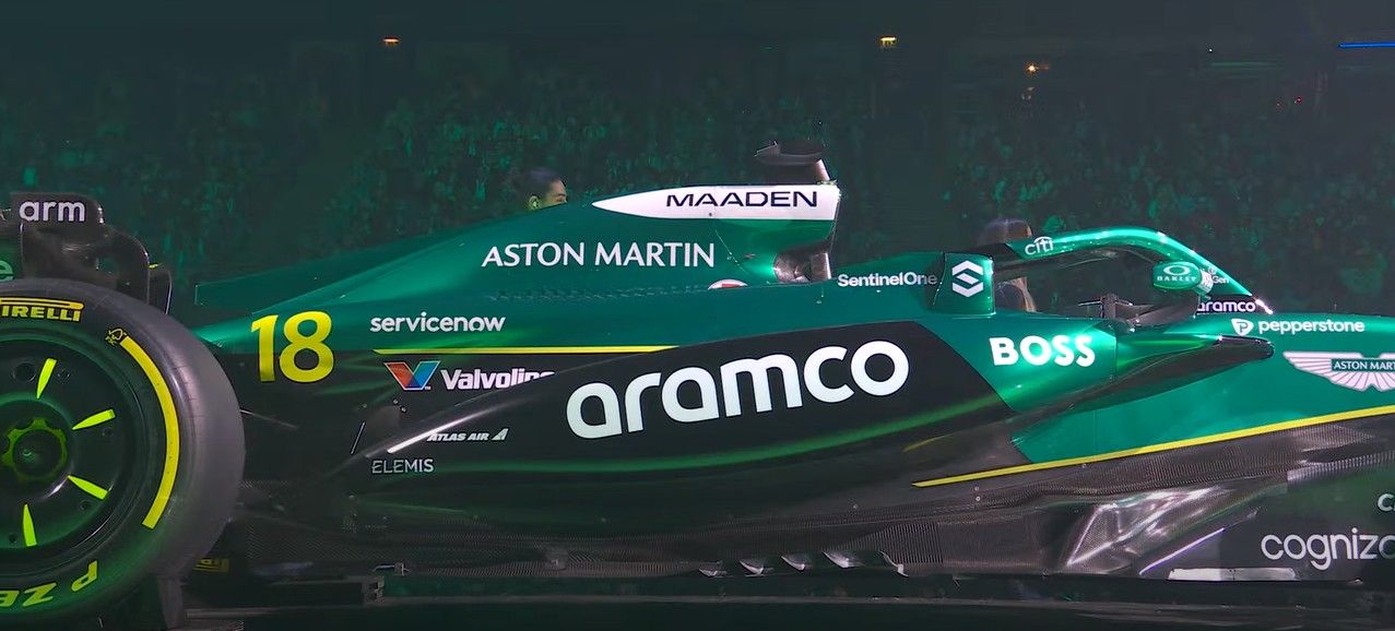 Aston Martin enseñó en su diseño la incorporación de los últimos espónsors, Coinbase y Maaden, anunciados horas antes de la presentación