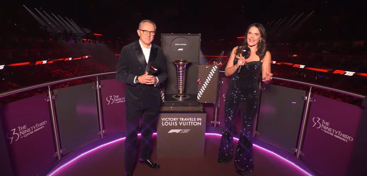 La Fórmula 1 aprovechó para presentar el trofeo de campeón con la caja de Louis Vuitton, nuevo patrocinador de la competición como parte del acuerdo global con LVMH