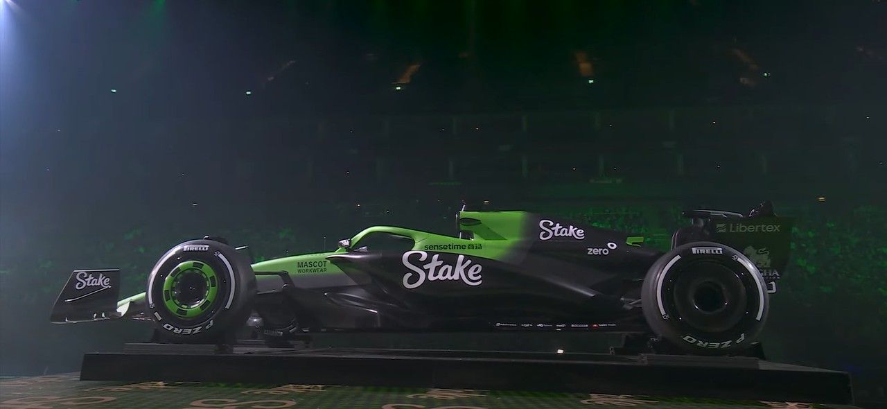 La presentación de Sauber estuvo marcada por el intenso color verde fluorescente que define al equipo y la presencia por igual de Kick y Stake como patrocinadores principales