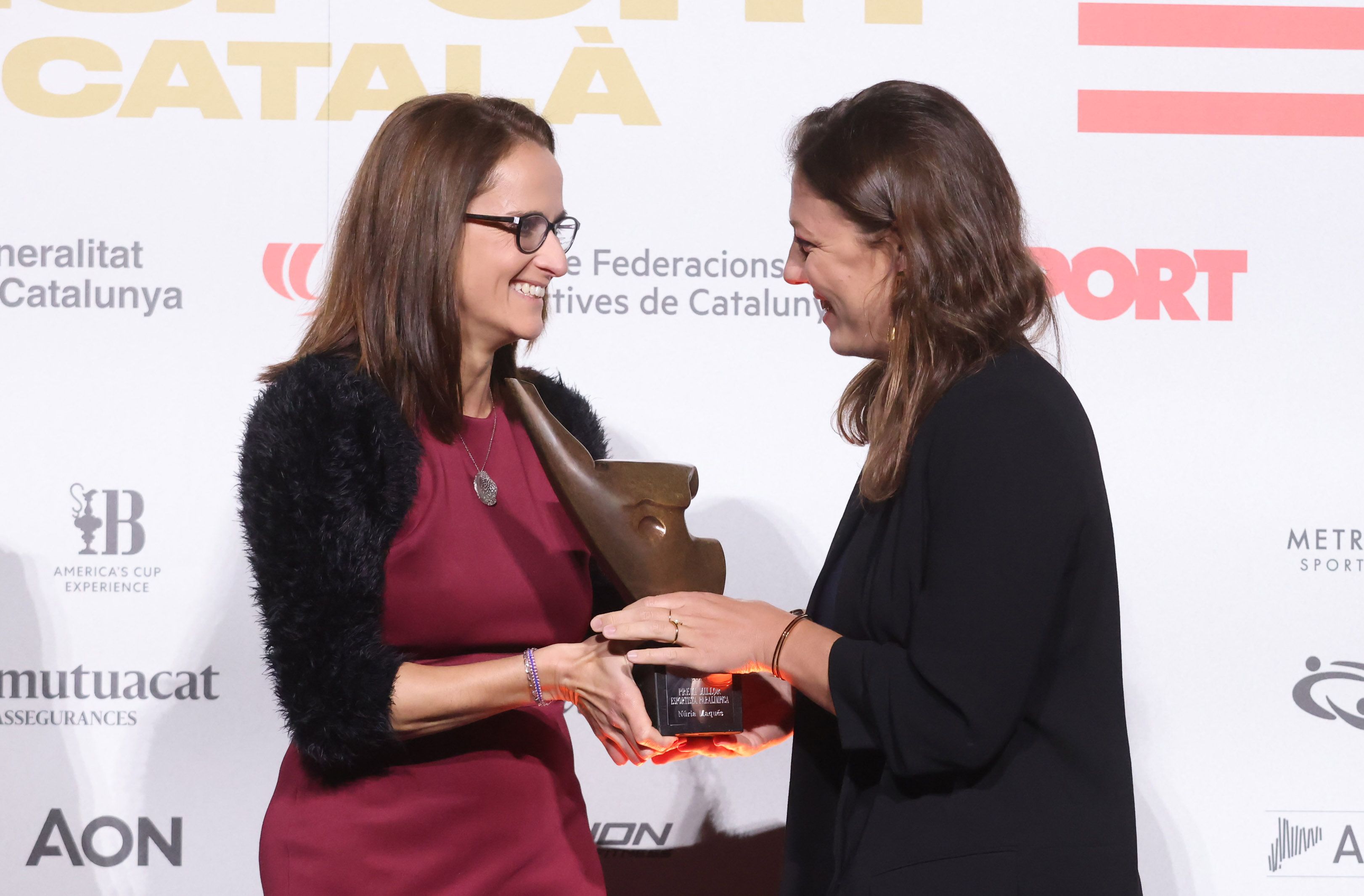 Laia Cachinero, de Etenon Fitness, entregó el galardón a la Mejor Deportista Paralímpica Catalana a Núria Marquès