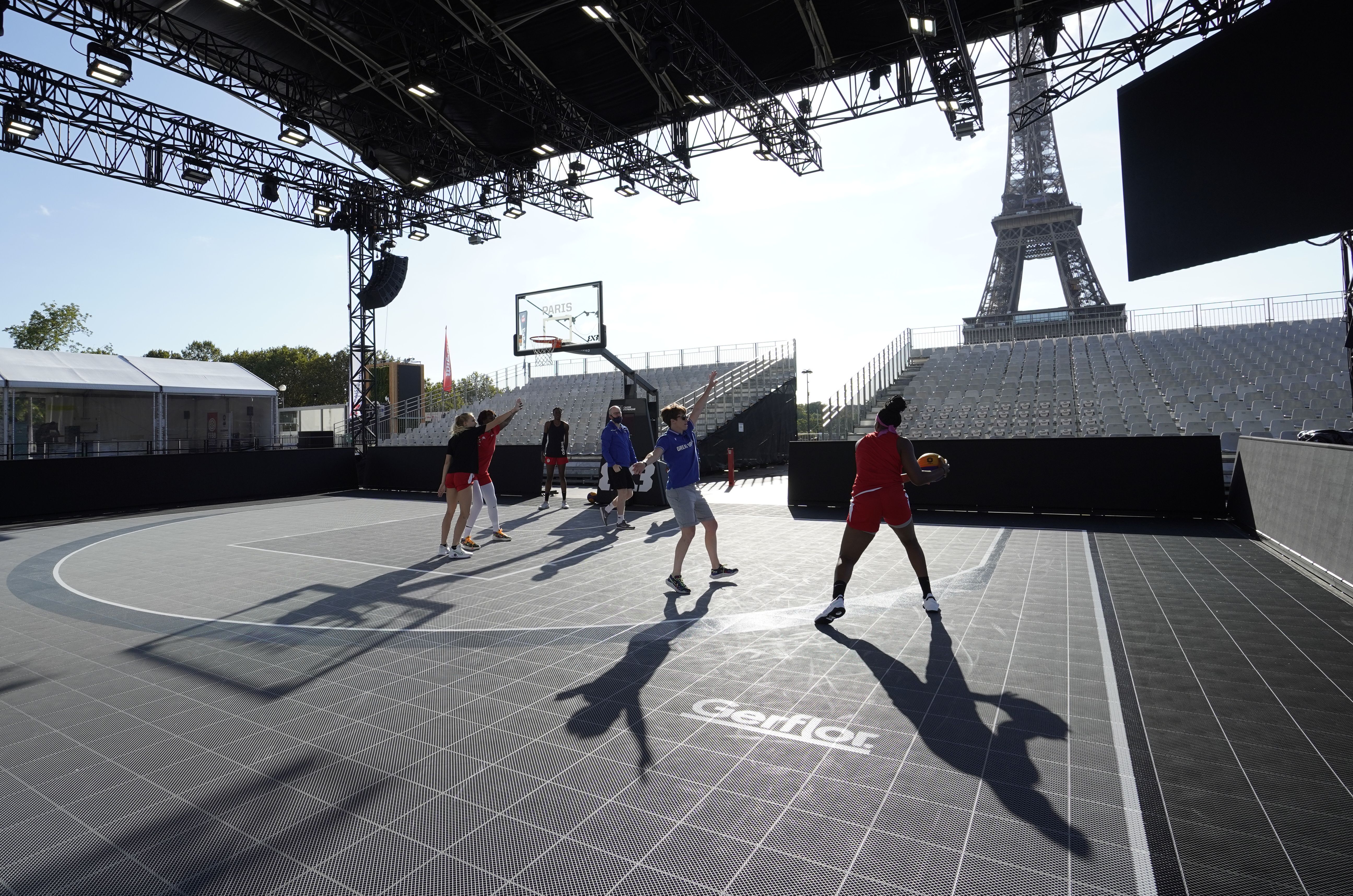 PowerGame+ es un pavimento deportivo exterior que ha sido utilizado en las pistas de baloncesto anexas a la Torre Eiffel