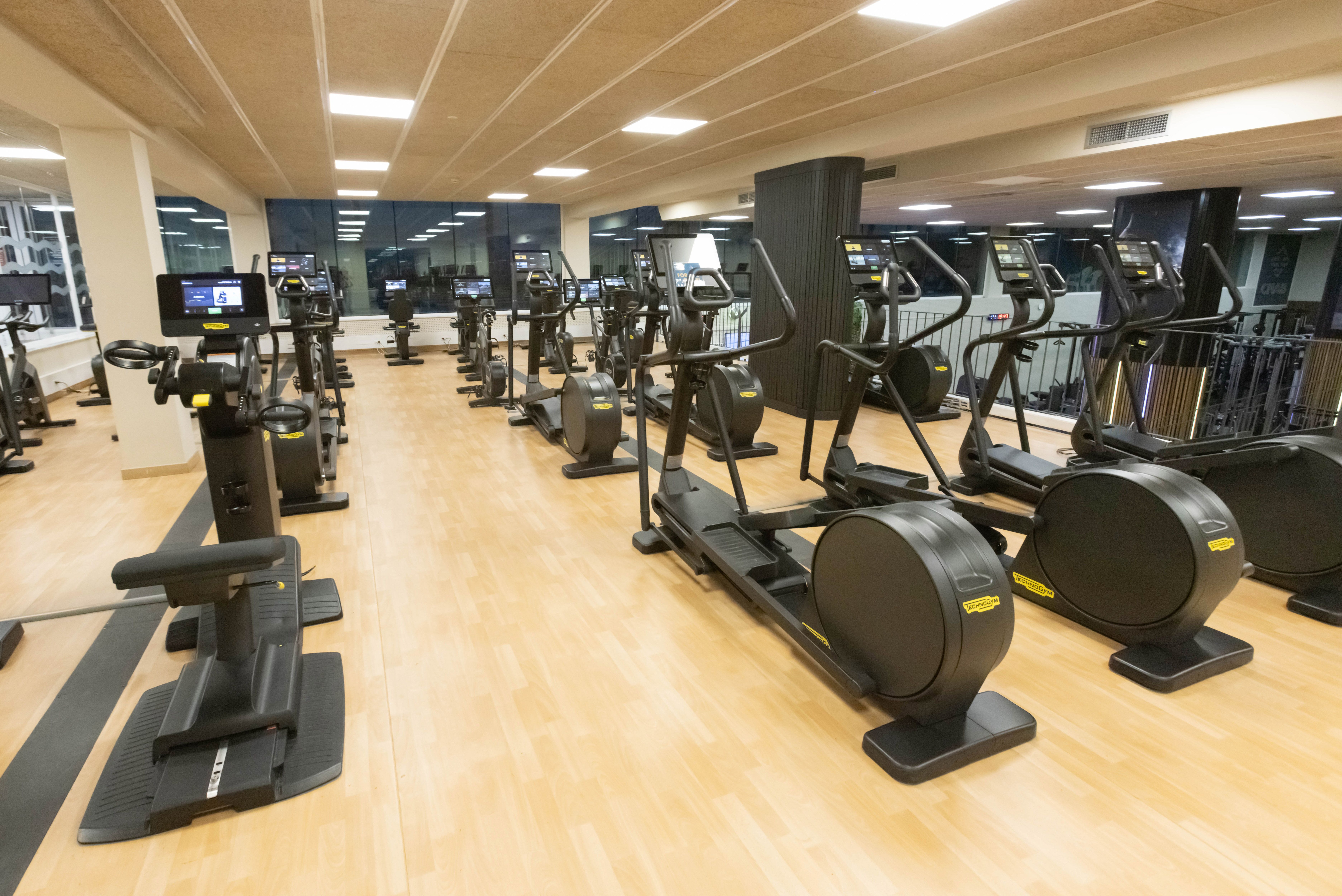 Bicis elípticas del gimnasio del CN Atlètic Barceloneta equipadas por Technogym