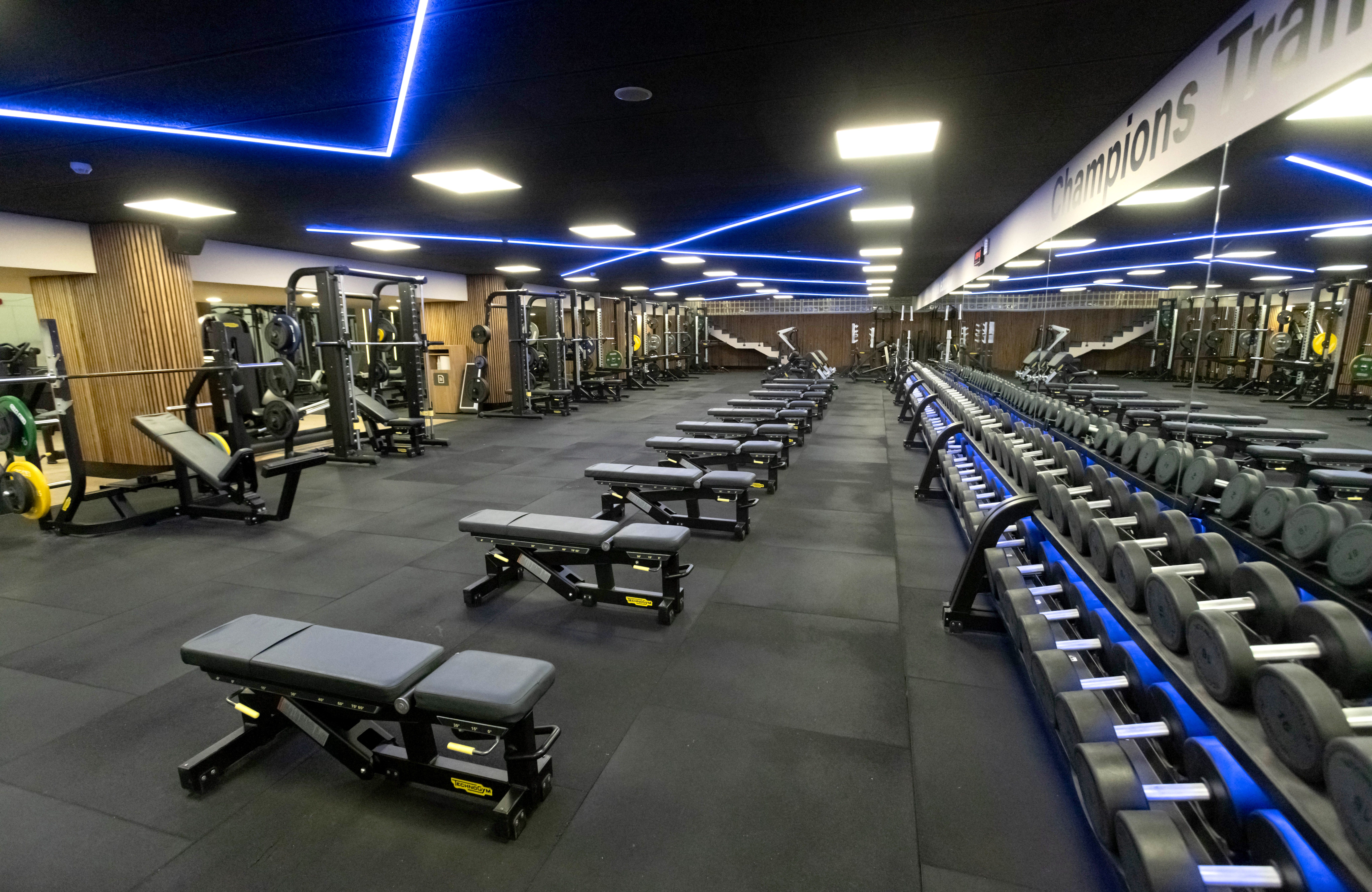 Zona de peso libre del gimnasio del CN Atlètic Barceloneta equipada por Technogym