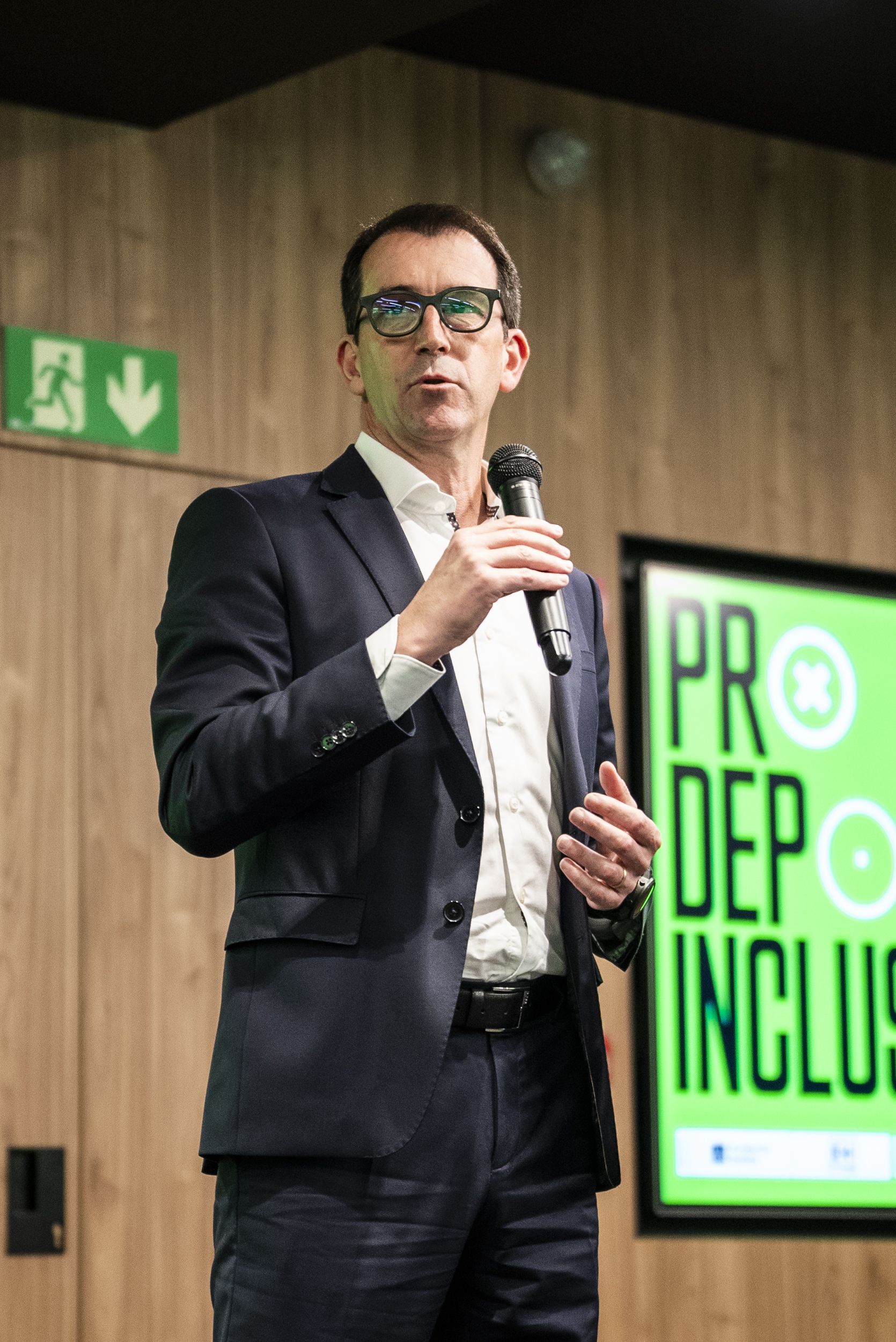 Ramón Soler Carbonell, director comercial de la dirección territorial de Barcelona de CaixaBank, dio la bienvenida en PRO Deporte Inclusivo 2025