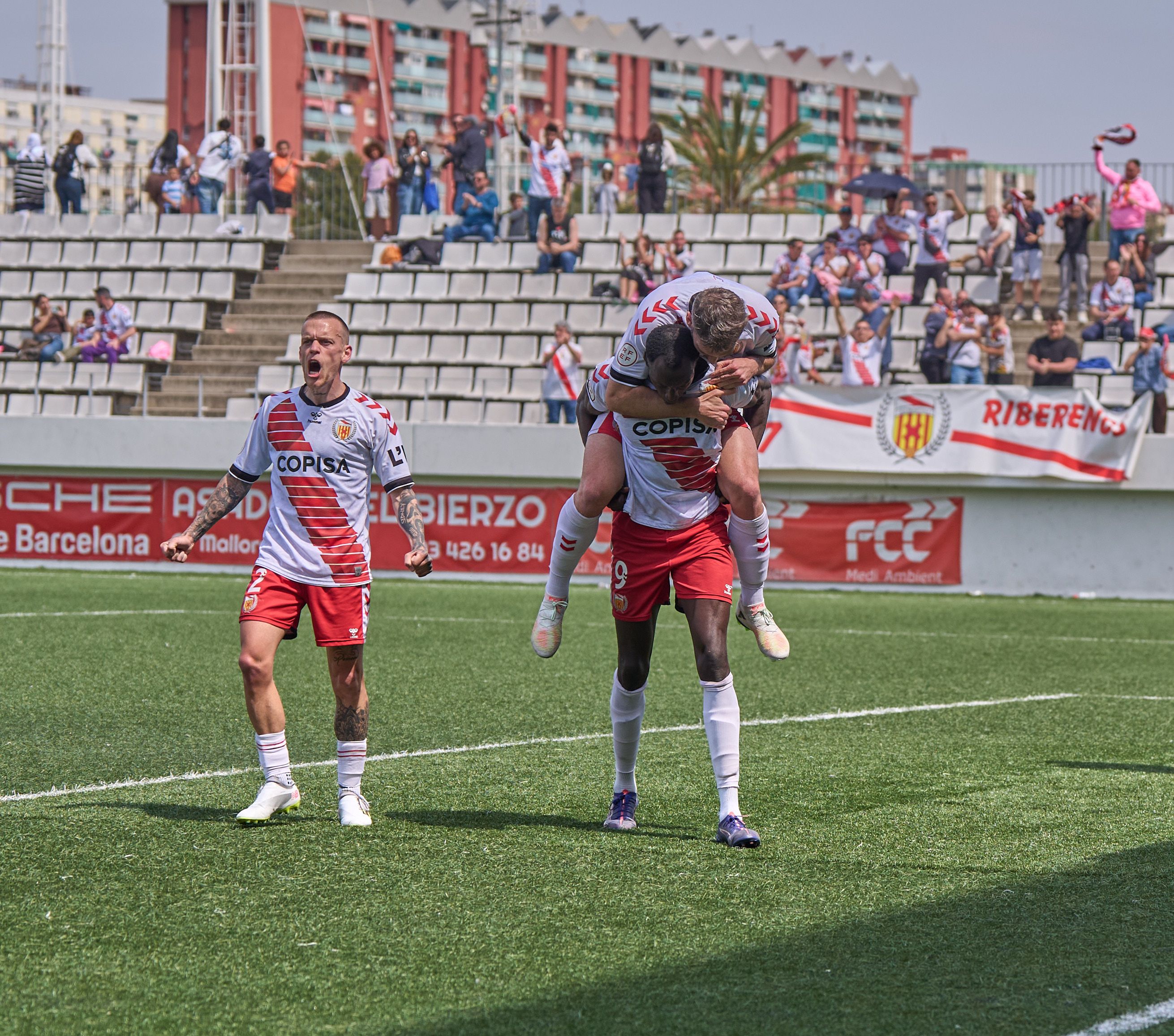 Celebración de un gol en casa del CE L'Hospitalet. / Bernardo Martínez