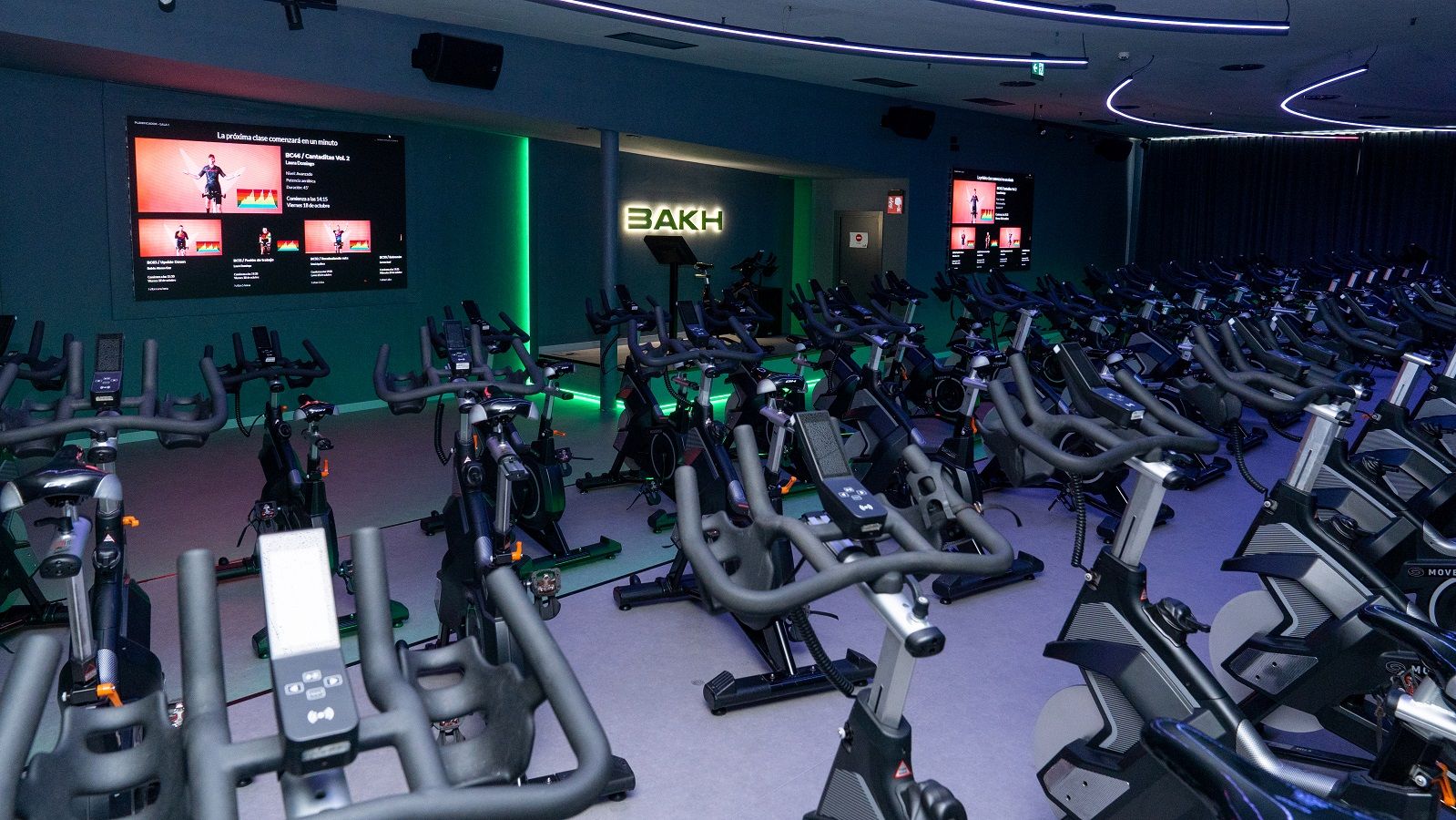 Cuenta con una sala de cycling para más de 50 personas con tecnología inmersiva que eleva cada sesión al siguiente nivel.